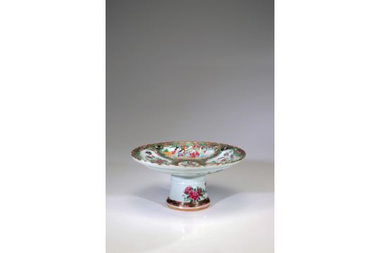 A FAMILLE ROSE 'MEDALLION' EXPORT STEAM DISH - Image 1 of 2