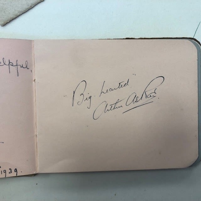Autograph book including Arthur Askey plus some sketches. 1930s. 12x10 cm - Image 2 of 6