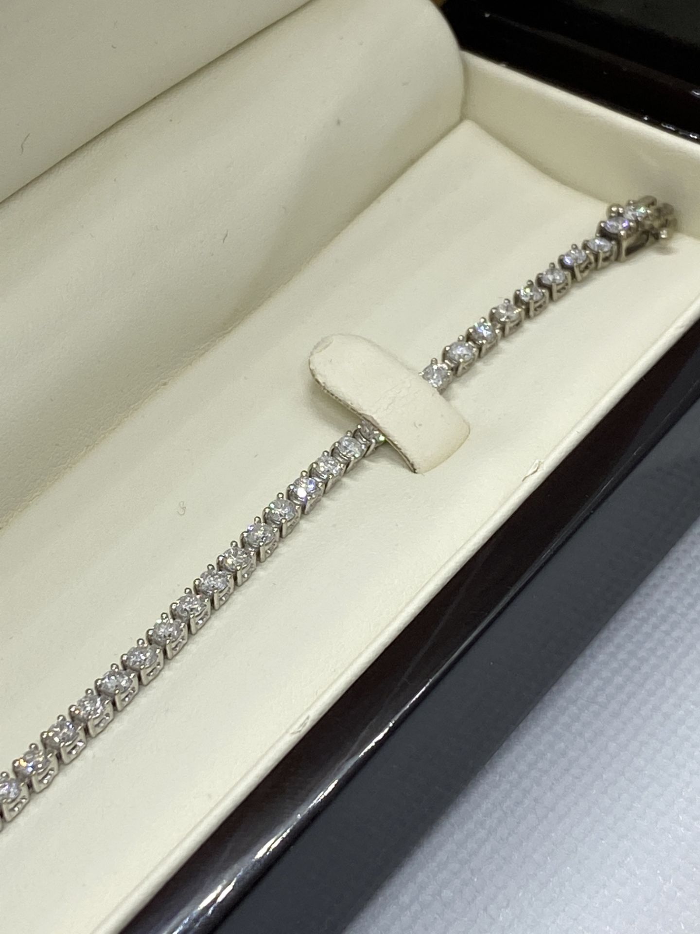 FABULOUS 4.20ct DIAMOND BRACELET SET IN WHITE GOLD - BEING SOLD TO HIGHEST BIDDER BY ORDER REF: 256 - Image 3 of 5