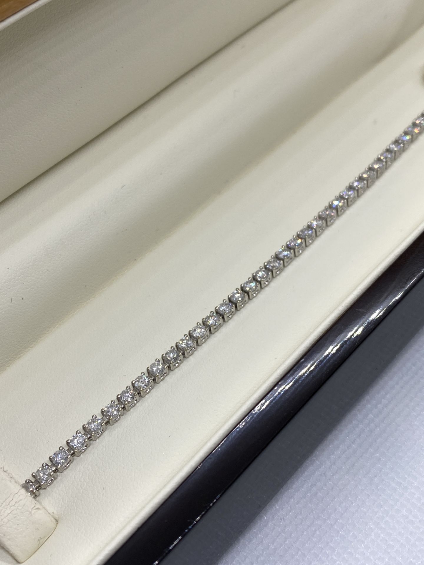 FABULOUS 4.20ct DIAMOND BRACELET SET IN WHITE GOLD - BEING SOLD TO HIGHEST BIDDER BY ORDER REF: 256 - Image 5 of 5