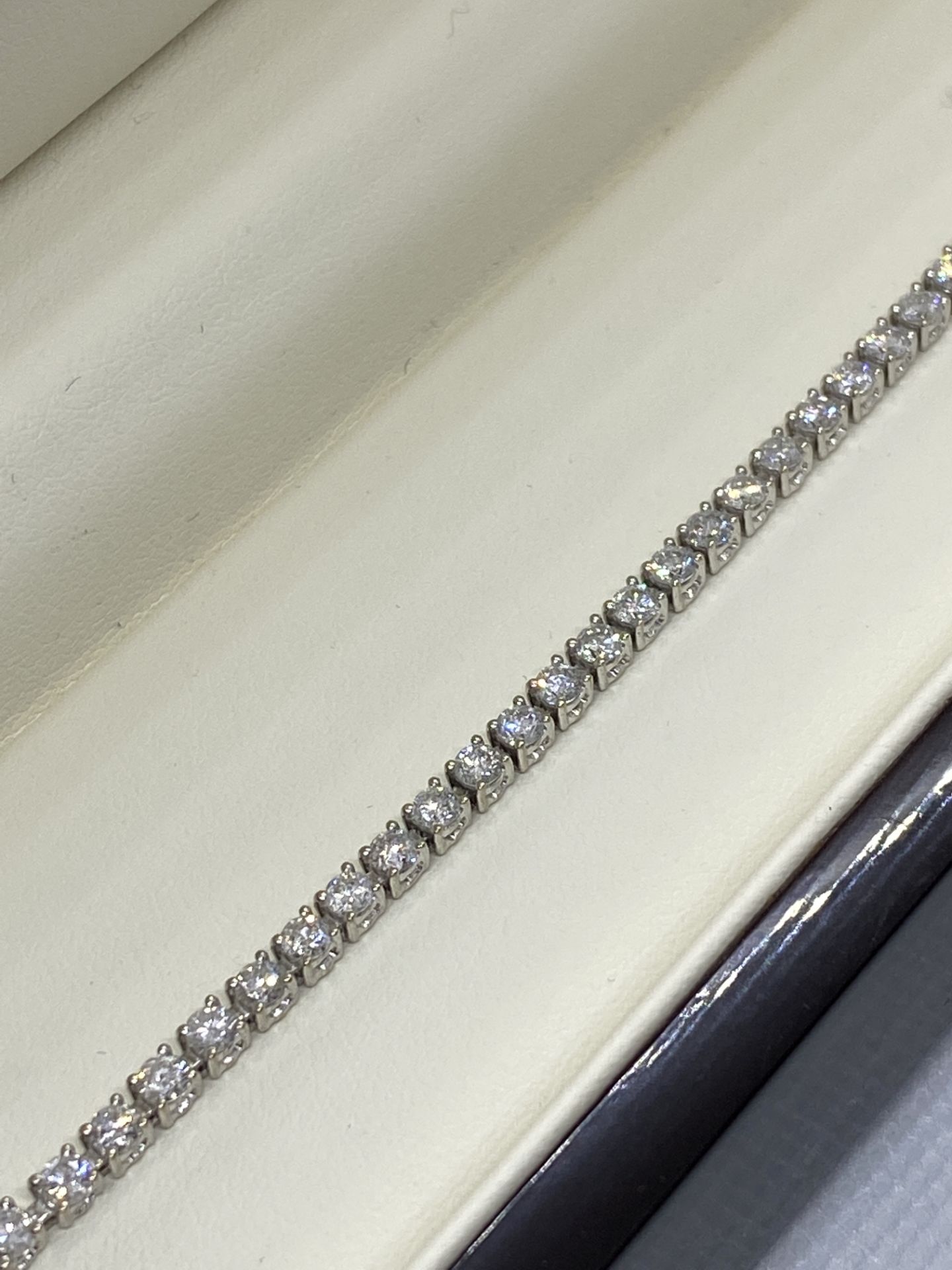 FABULOUS 4.20ct DIAMOND BRACELET SET IN WHITE GOLD - BEING SOLD TO HIGHEST BIDDER BY ORDER REF: 256 - Image 2 of 5