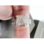 4.92CT DIAMOND RING IN 18CT WHITE GOLD (RADIANT CUT CENTRE WITH ROUND & BAGUETTES)