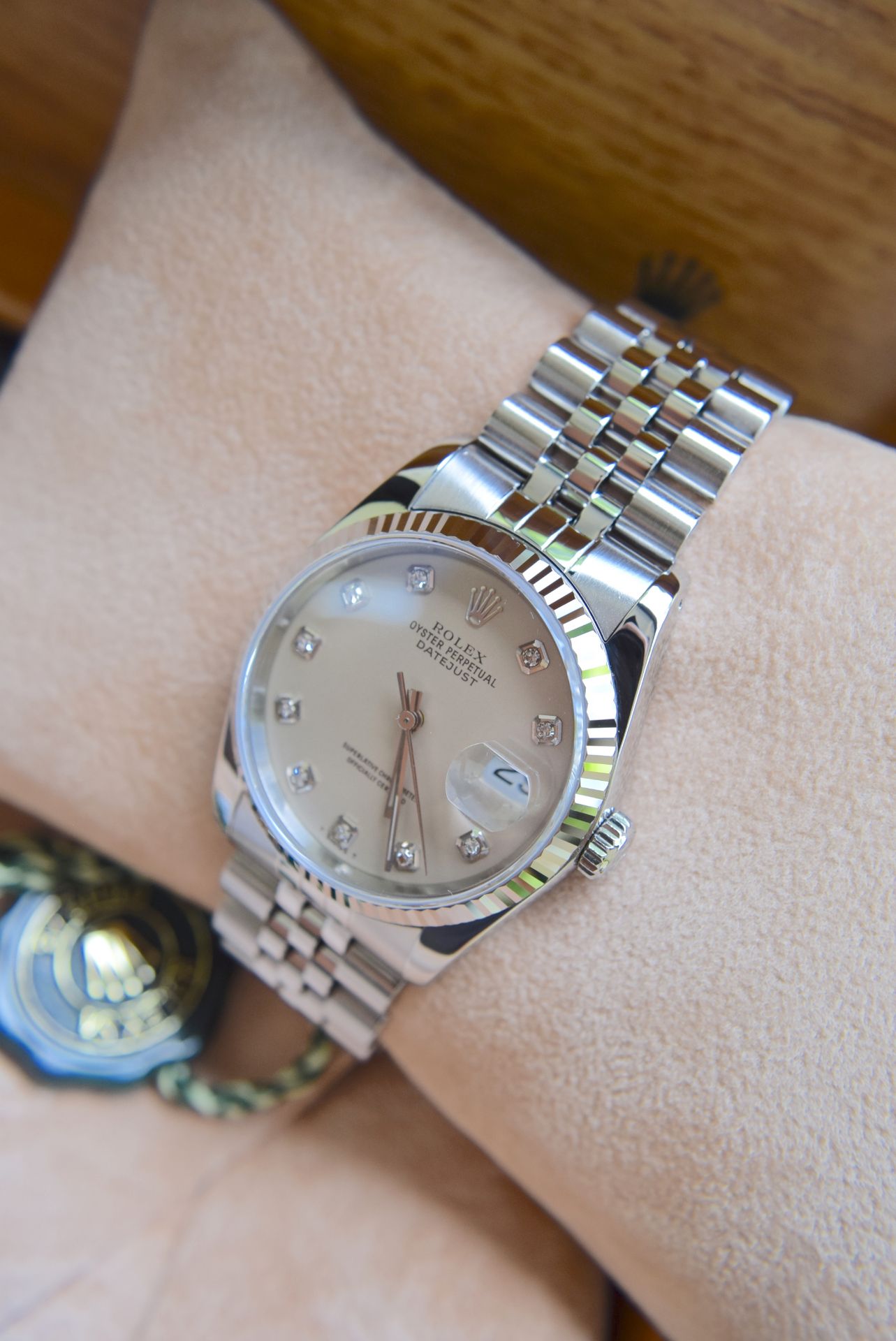 ROLEX OYSTER PERPETUAL DATEJUST 36MM (DIAMOND-SET SILVER DIAL) / STEEL & 18K WHITE GOLD - Image 6 of 14