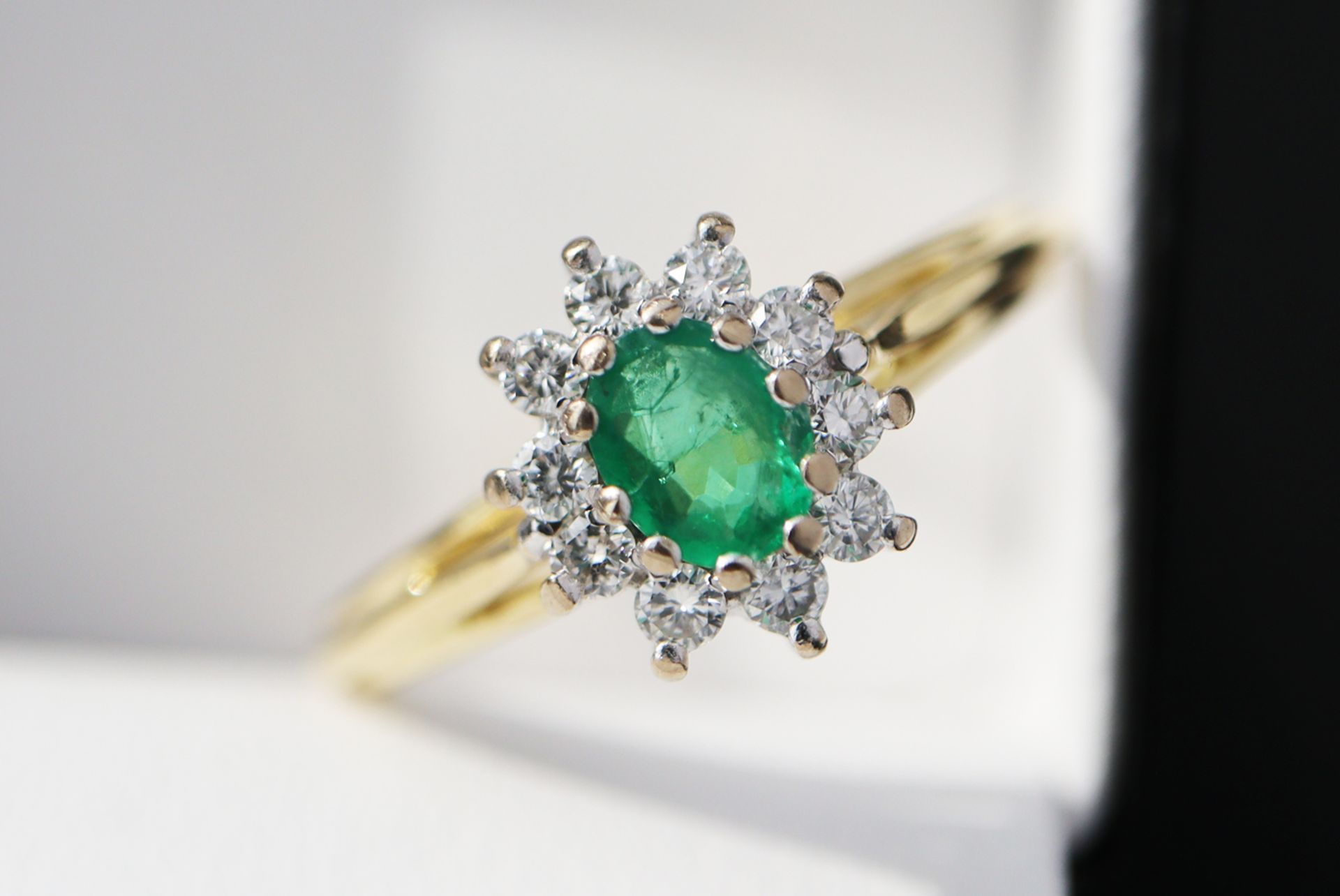 EMERALD & DIAMOND RING - 18K YELLOW GOLD BAND (HALLMARKS: '750' / RING SIZE: K) - Image 5 of 7