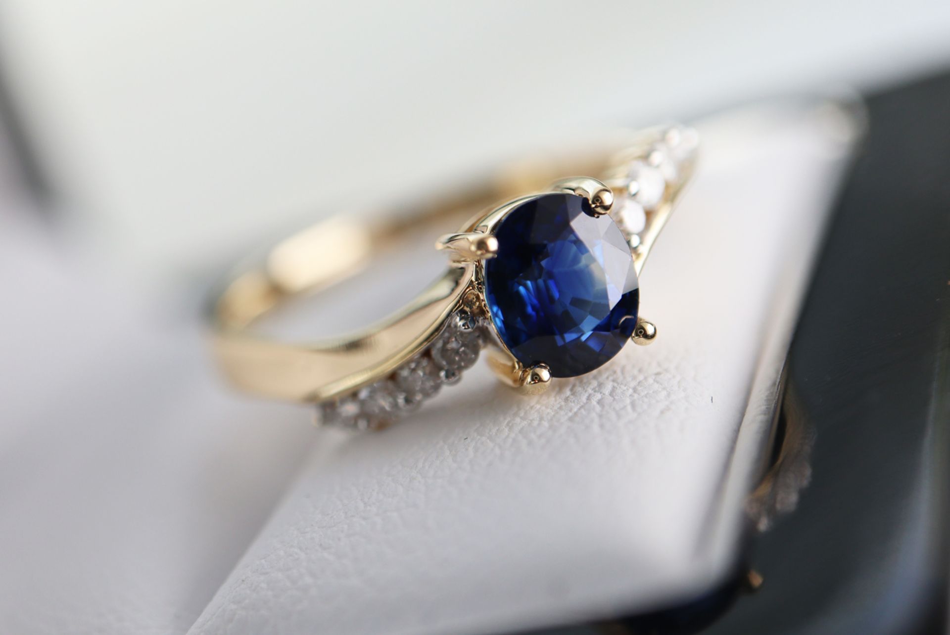 18K GOLD 0.77CT OVAL SAPPHIRE & DIAMOND RING - Image 5 of 8