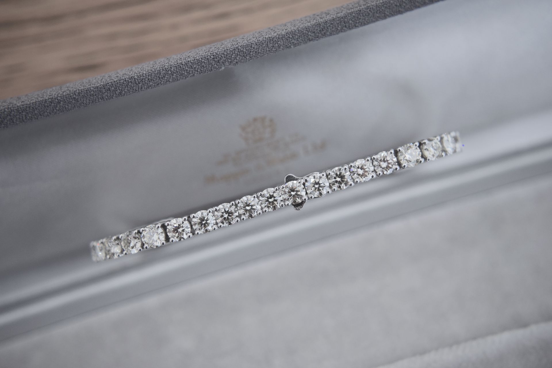 10.00-10.50CT VS DIAMOND TENNIS BRACELET 14K WHITE GOLD (£26,500.00 HATTON GARDEN RETAIL VALUATION) - Image 7 of 8