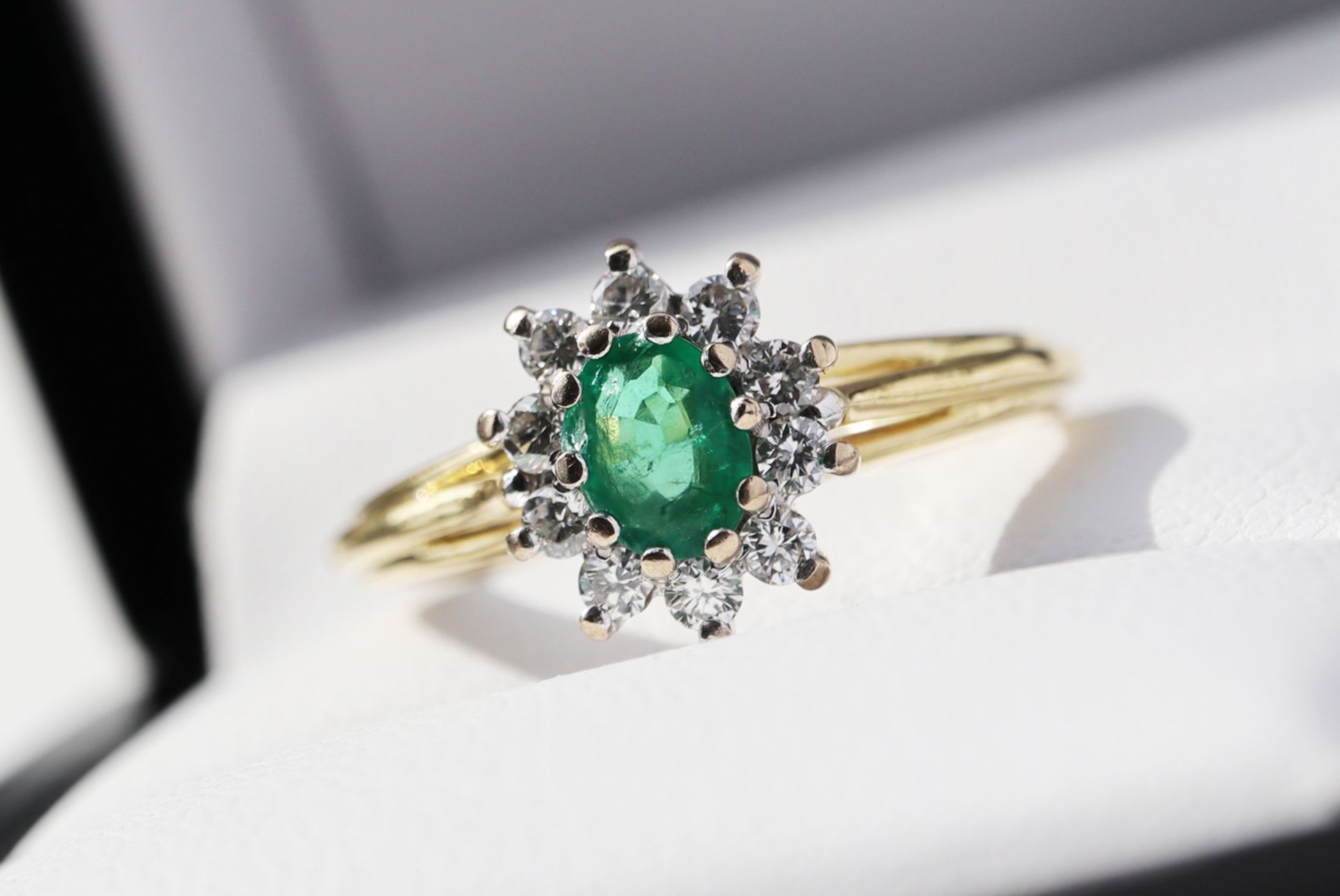 EMERALD & DIAMOND RING - 18K YELLOW GOLD BAND (HALLMARKS: '750' / RING SIZE: K) - Image 2 of 7