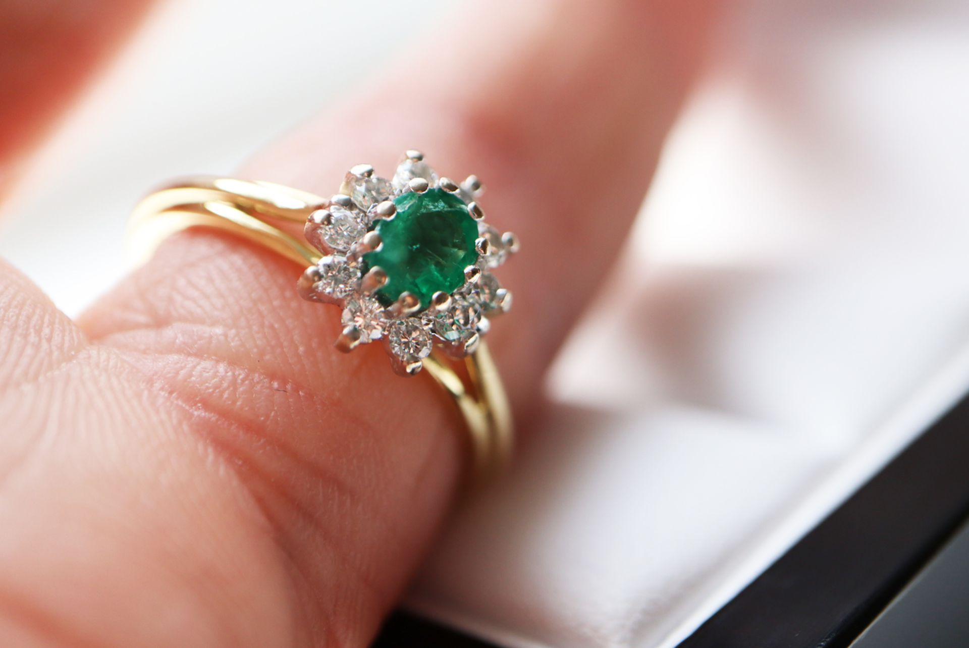 EMERALD & DIAMOND RING - 18K YELLOW GOLD BAND (HALLMARKS: '750' / RING SIZE: K) - Image 7 of 7