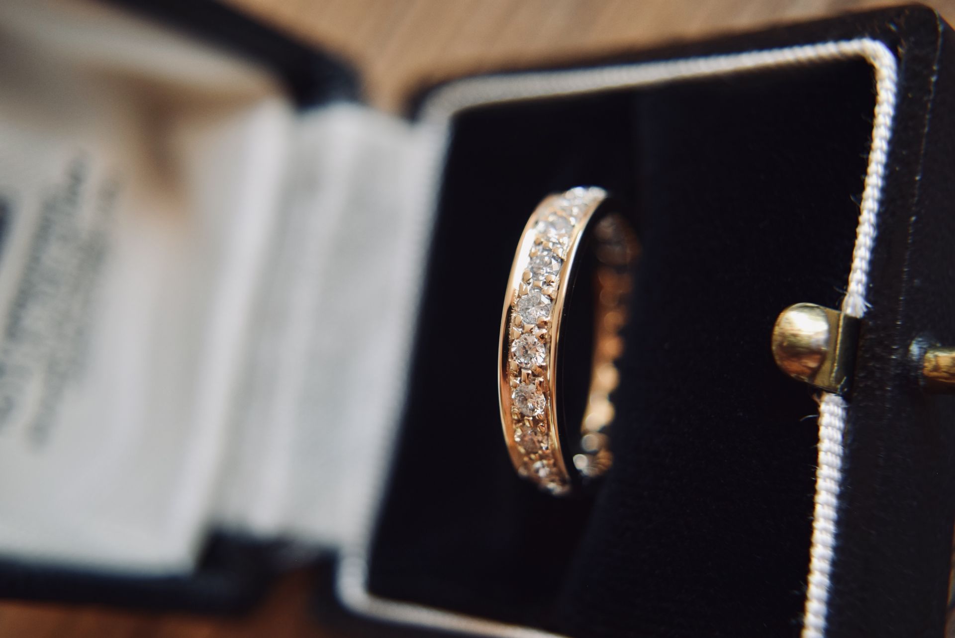 1.00CT DIAMOND ETERNITY RING IN YELLOW GOLD (FULL ETERNITY) - Image 5 of 5