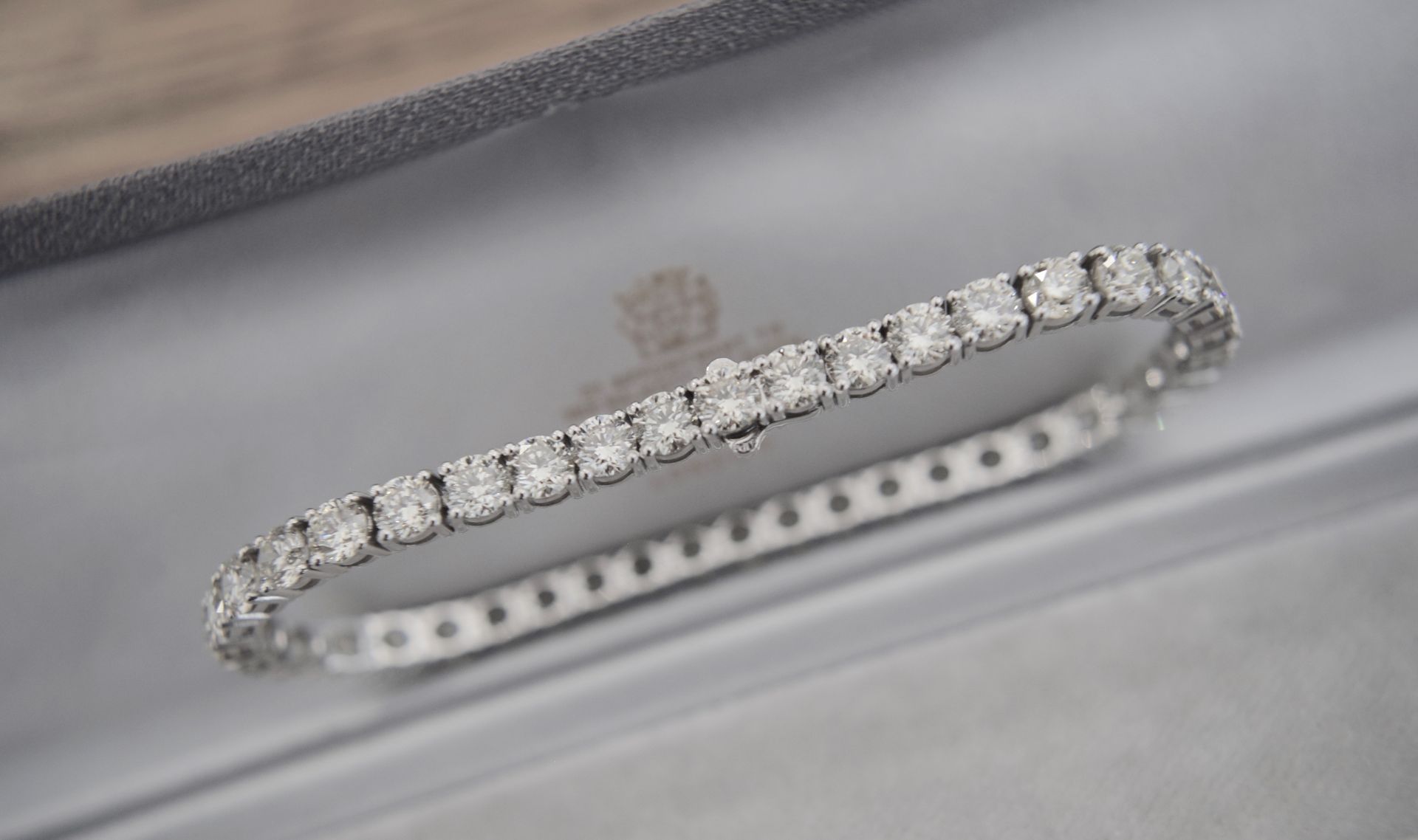 10.00-10.50CT VS DIAMOND TENNIS BRACELET 14K WHITE GOLD (£26,500.00 HATTON GARDEN RETAIL VALUATION) - Image 3 of 8