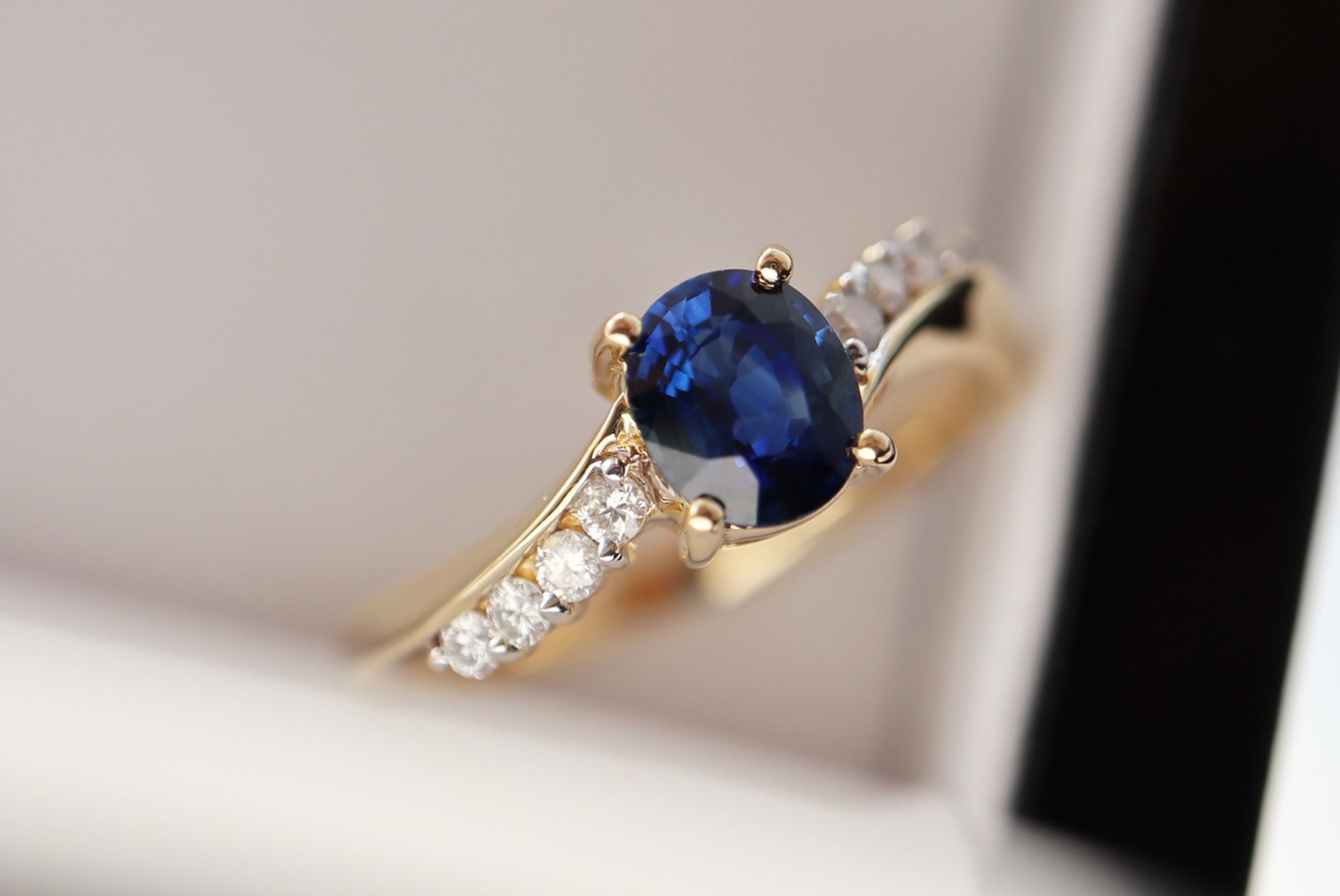 18K GOLD 0.77CT OVAL SAPPHIRE & DIAMOND RING - Image 2 of 8