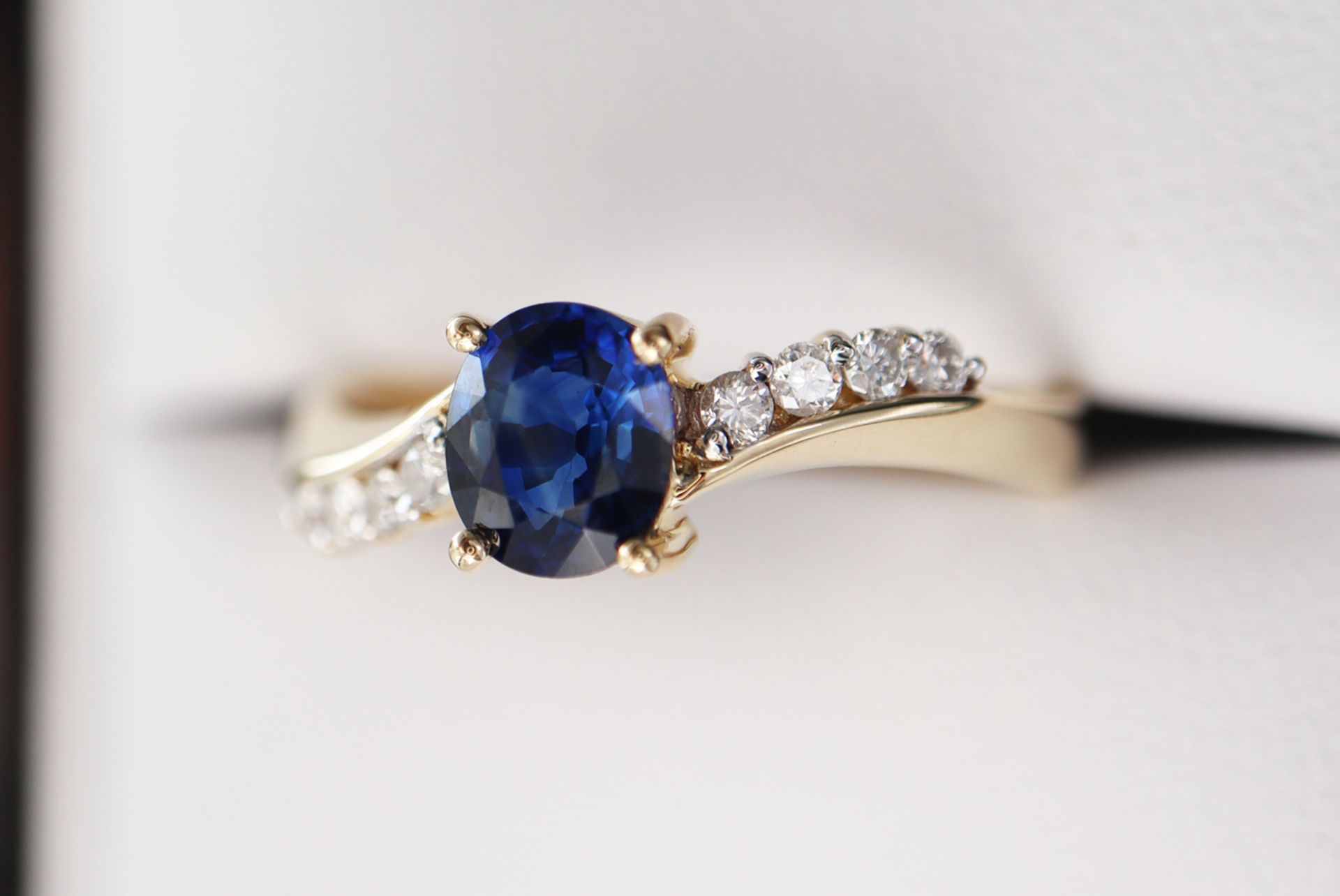 18K GOLD 0.77CT OVAL SAPPHIRE & DIAMOND RING - Image 6 of 8