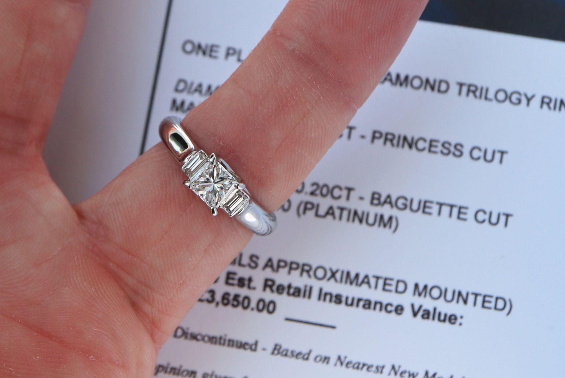 PLATINUM (950) 0.75CT DIAMOND TRILOGY RING - PRINCESS & BAGUETTE CUT - Image 4 of 7