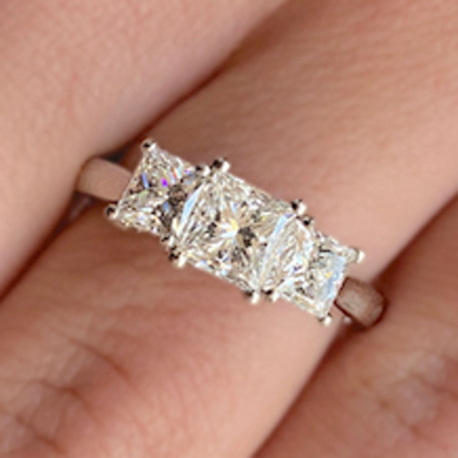 STUNNING PRINCESS TRILOGY 2.00CT DIAMOND RING IN 18K WHITE GOLD (WITH CERT & VALUATION / BOX)