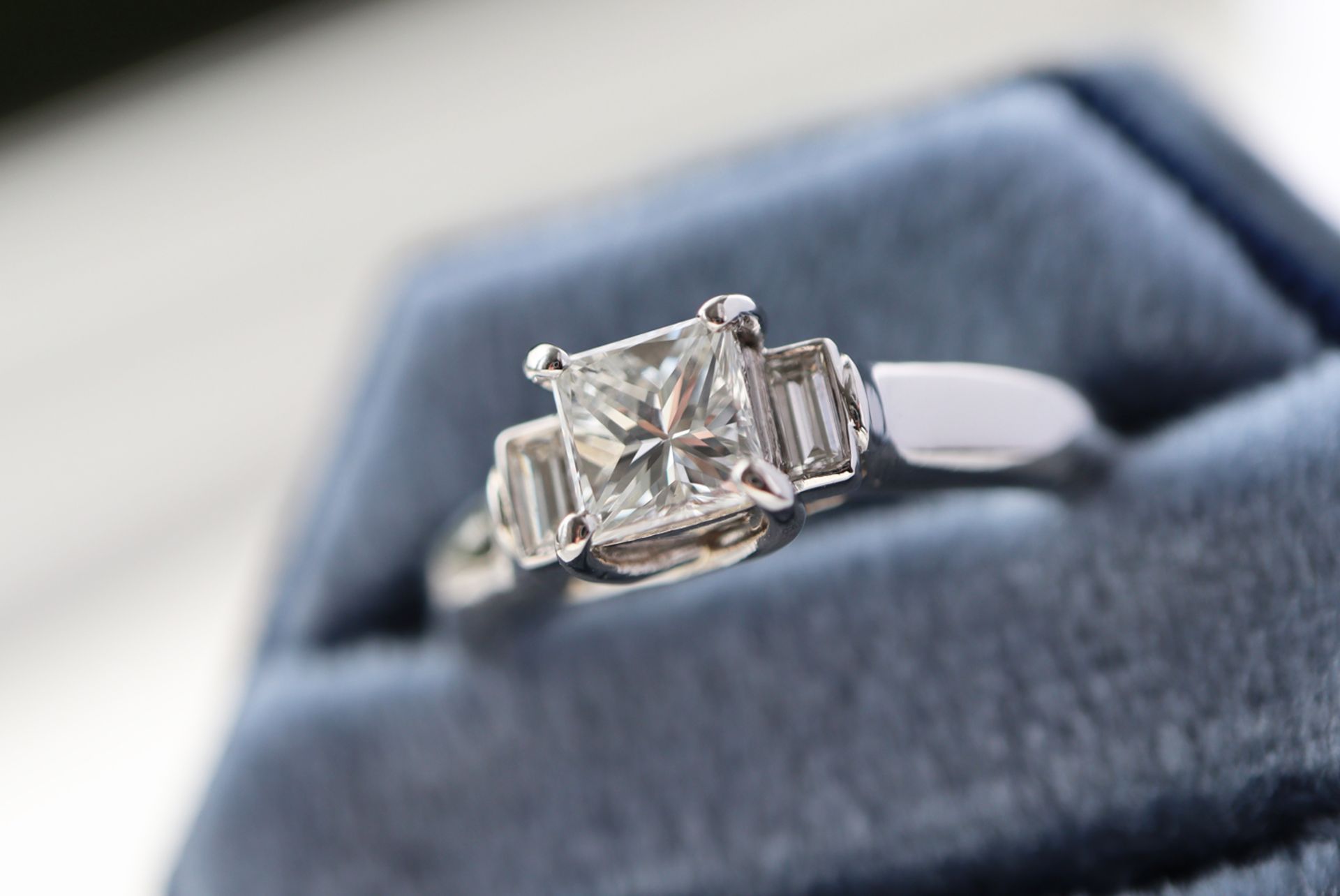 PLATINUM (950) 0.75CT DIAMOND TRILOGY RING - PRINCESS & BAGUETTE CUT - Image 5 of 7