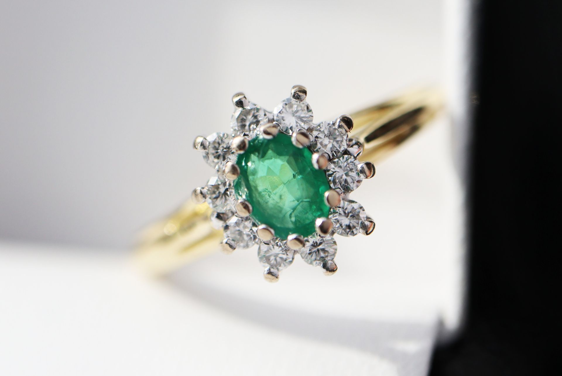 EMERALD & DIAMOND RING - 18K YELLOW GOLD BAND (HALLMARKS: '750' / RING SIZE: K) - Image 4 of 7