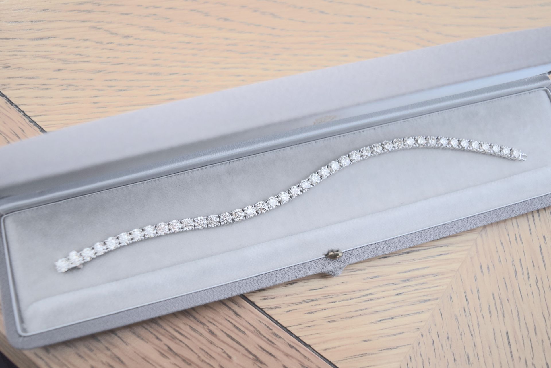 10.00-10.50CT VS DIAMOND TENNIS BRACELET 14K WHITE GOLD (£26,500.00 HATTON GARDEN RETAIL VALUATION) - Image 4 of 8