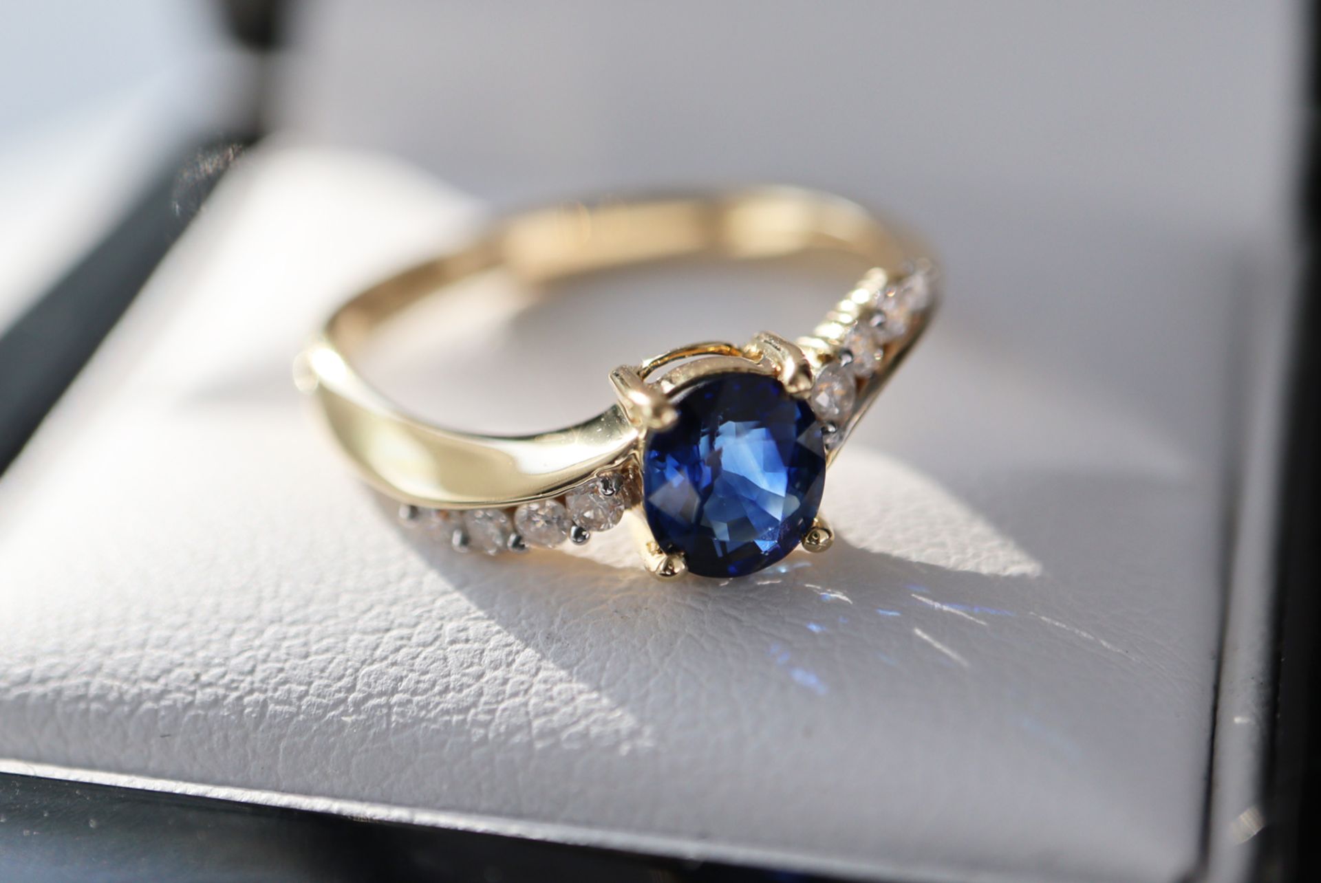 18K GOLD 0.77CT OVAL SAPPHIRE & DIAMOND RING