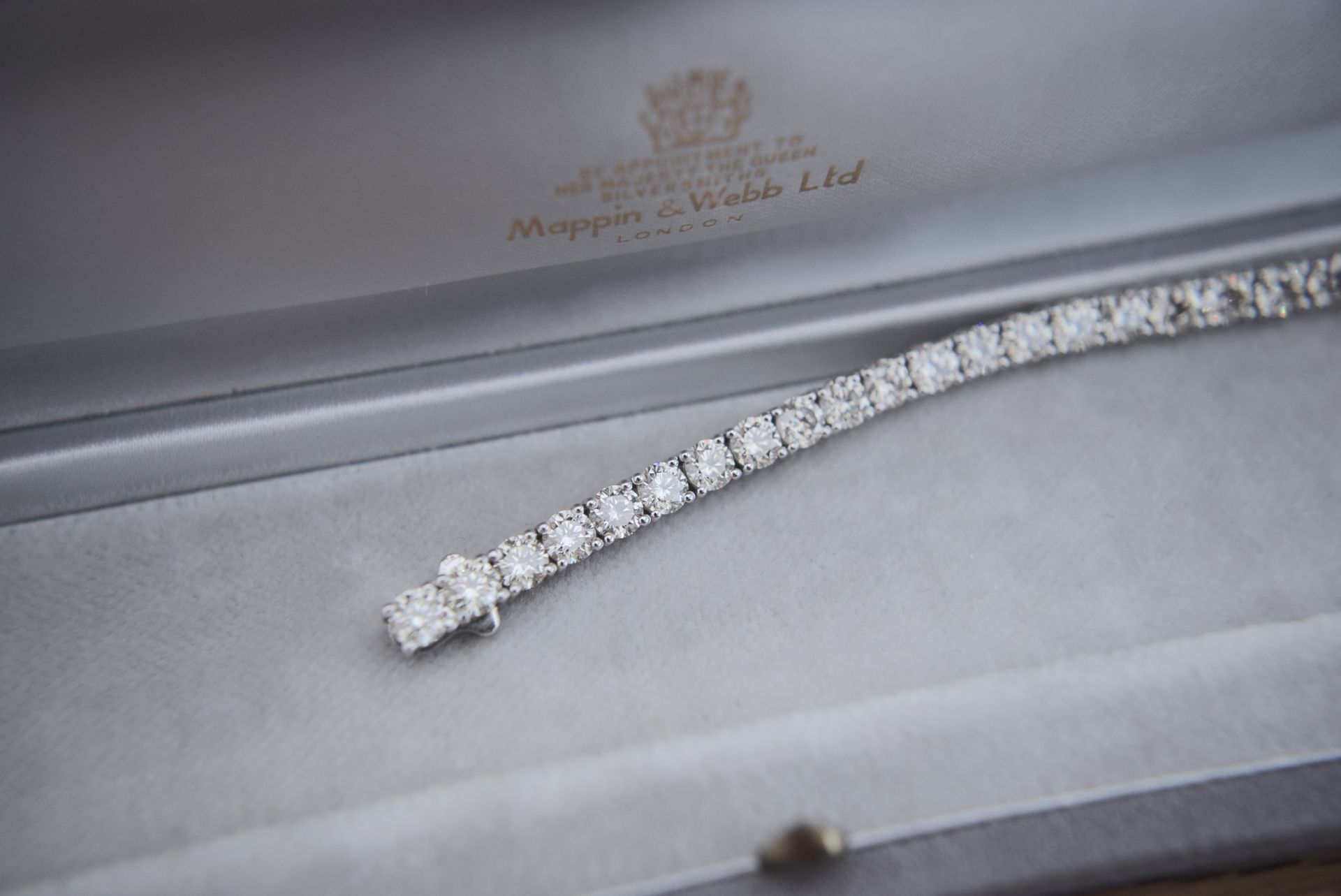 10.00-10.50CT VS DIAMOND TENNIS BRACELET 14K WHITE GOLD (£26,500.00 HATTON GARDEN RETAIL VALUATION) - Image 6 of 8