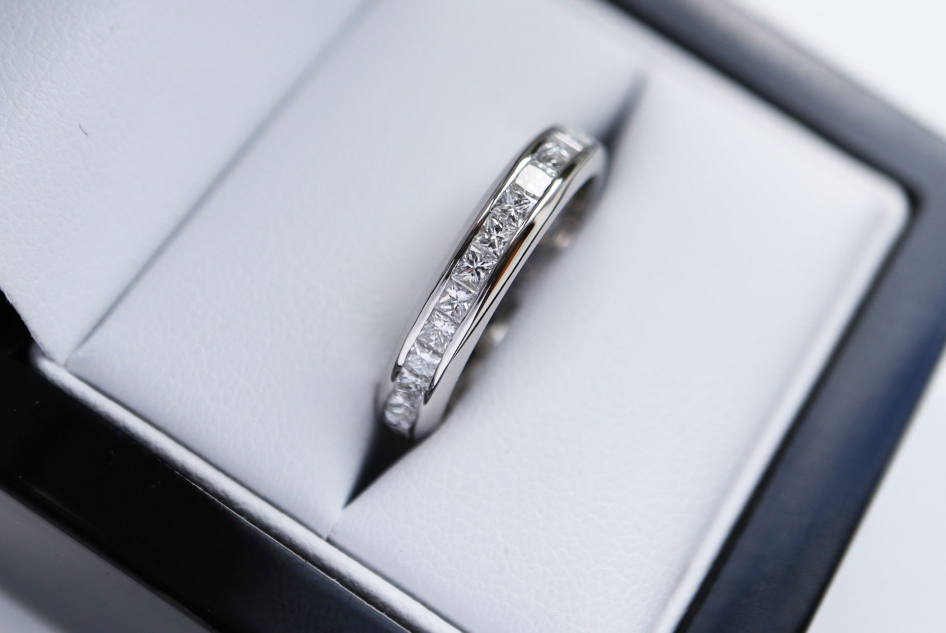 DIAMOND & PLATINUM (950) ETERNITY RING - 1.00CT PRINCESS CUT - Image 3 of 9