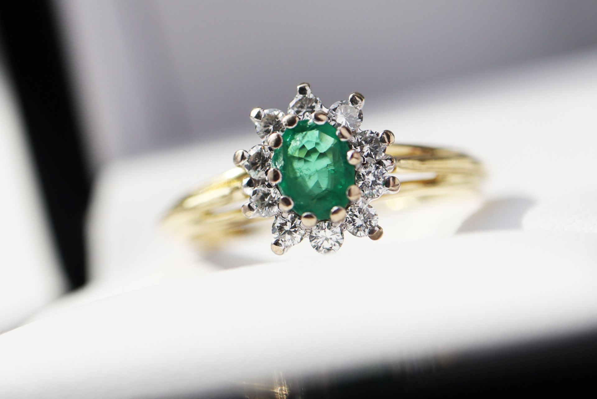 EMERALD & DIAMOND RING - 18K YELLOW GOLD BAND (HALLMARKS: '750' / RING SIZE: K) - Image 3 of 7