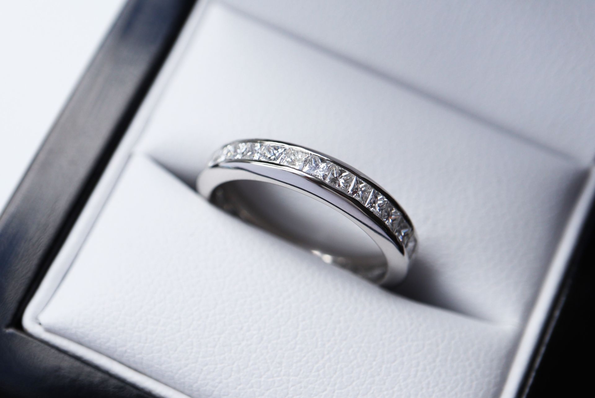 DIAMOND & PLATINUM (950) ETERNITY RING - 1.00CT PRINCESS CUT - Image 6 of 9