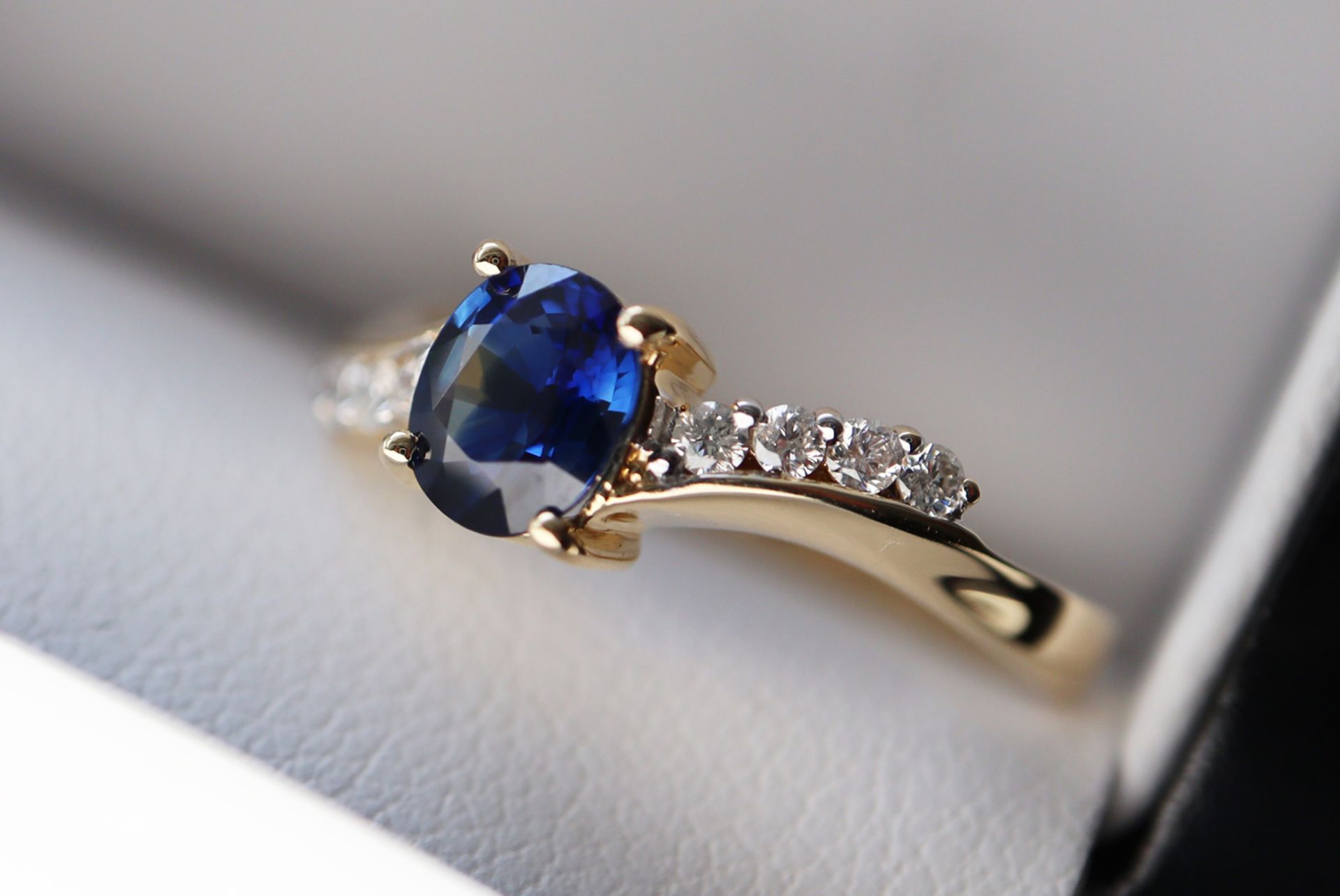 18K GOLD 0.77CT OVAL SAPPHIRE & DIAMOND RING - Image 3 of 8