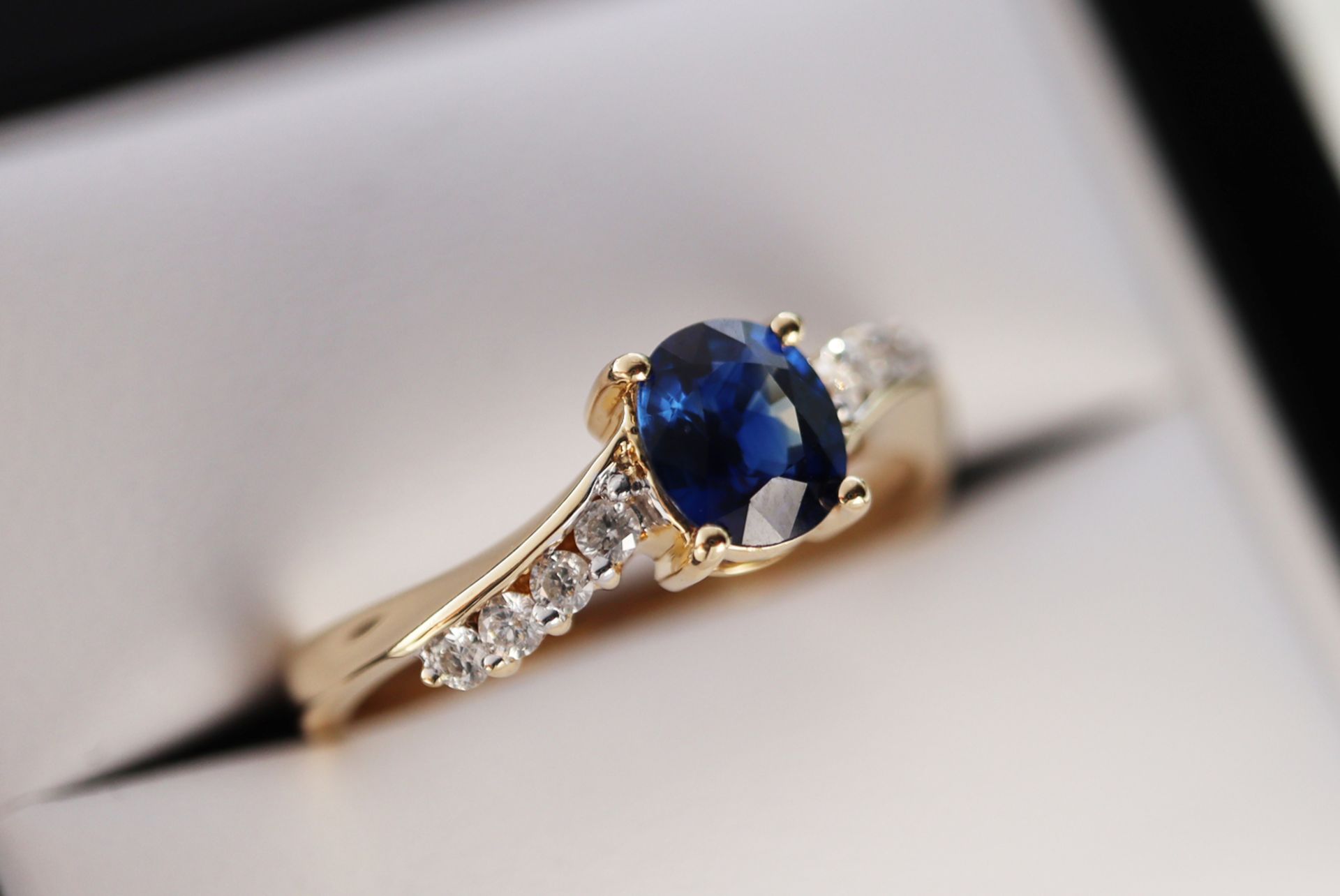 18K GOLD 0.77CT OVAL SAPPHIRE & DIAMOND RING - Image 8 of 8