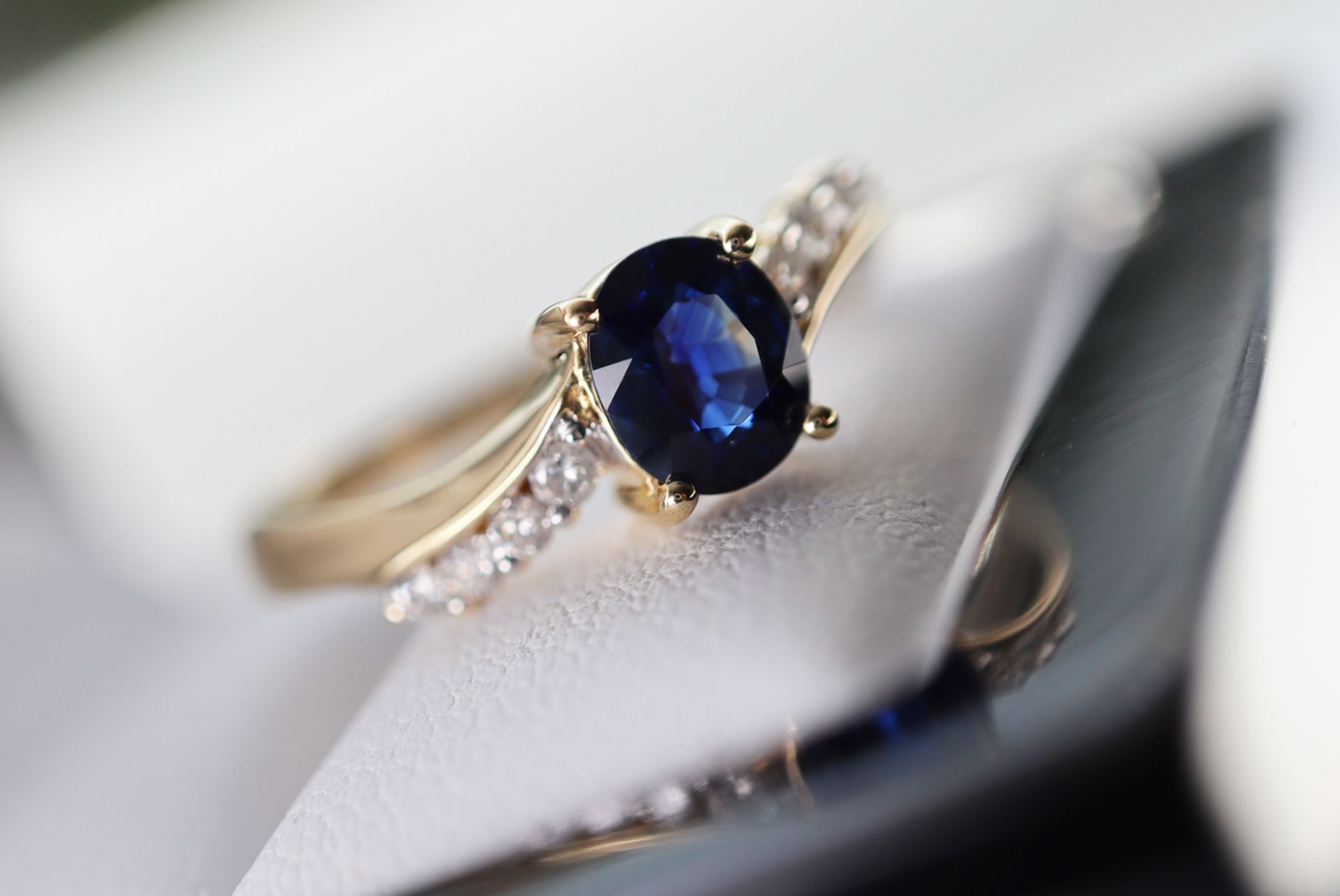 18K GOLD 0.77CT OVAL SAPPHIRE & DIAMOND RING - Image 7 of 8