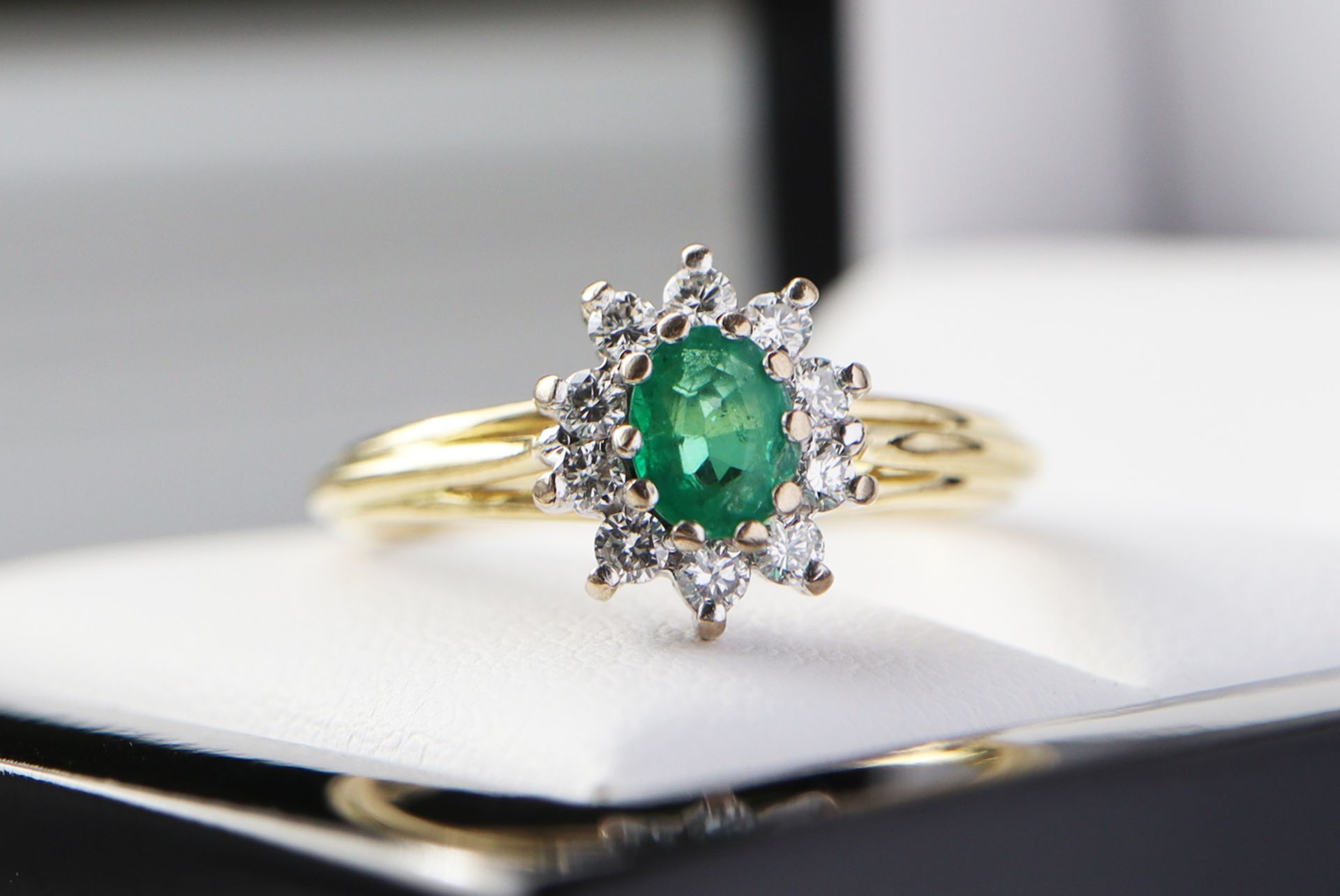 EMERALD & DIAMOND RING - 18K YELLOW GOLD BAND (HALLMARKS: '750' / RING SIZE: K)