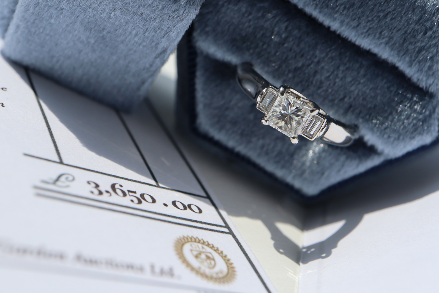 PLATINUM (950) 0.75CT DIAMOND TRILOGY RING - PRINCESS & BAGUETTE CUT - Image 5 of 7