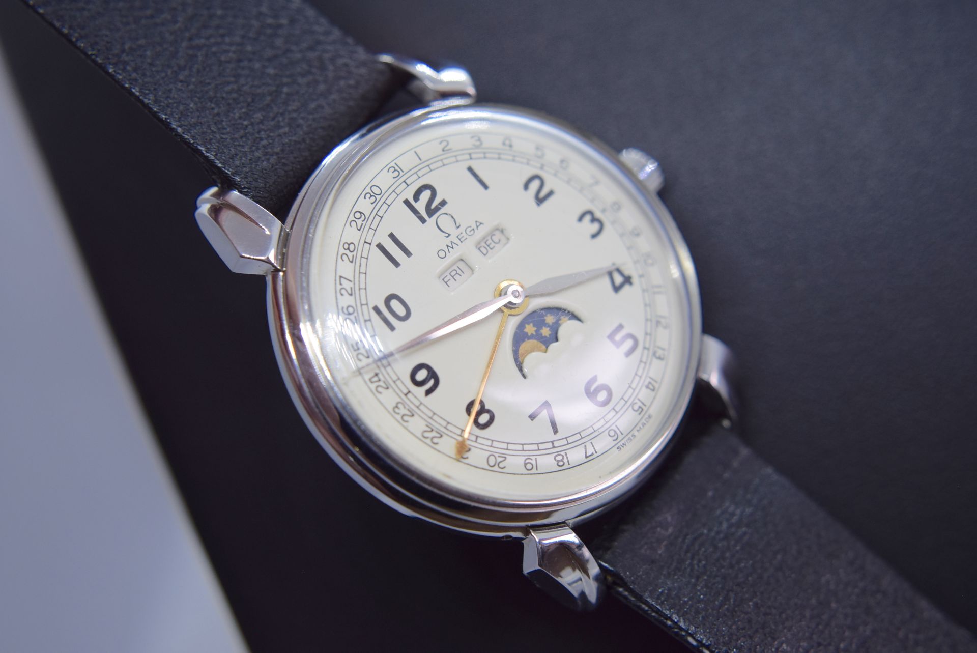OMEGA MANUAL WIND MOONPHASE WATCH - HALLMARKED OMEGA WATCH CO. / 623846 - MOVEMENT 715 / 37045922 - Image 3 of 9