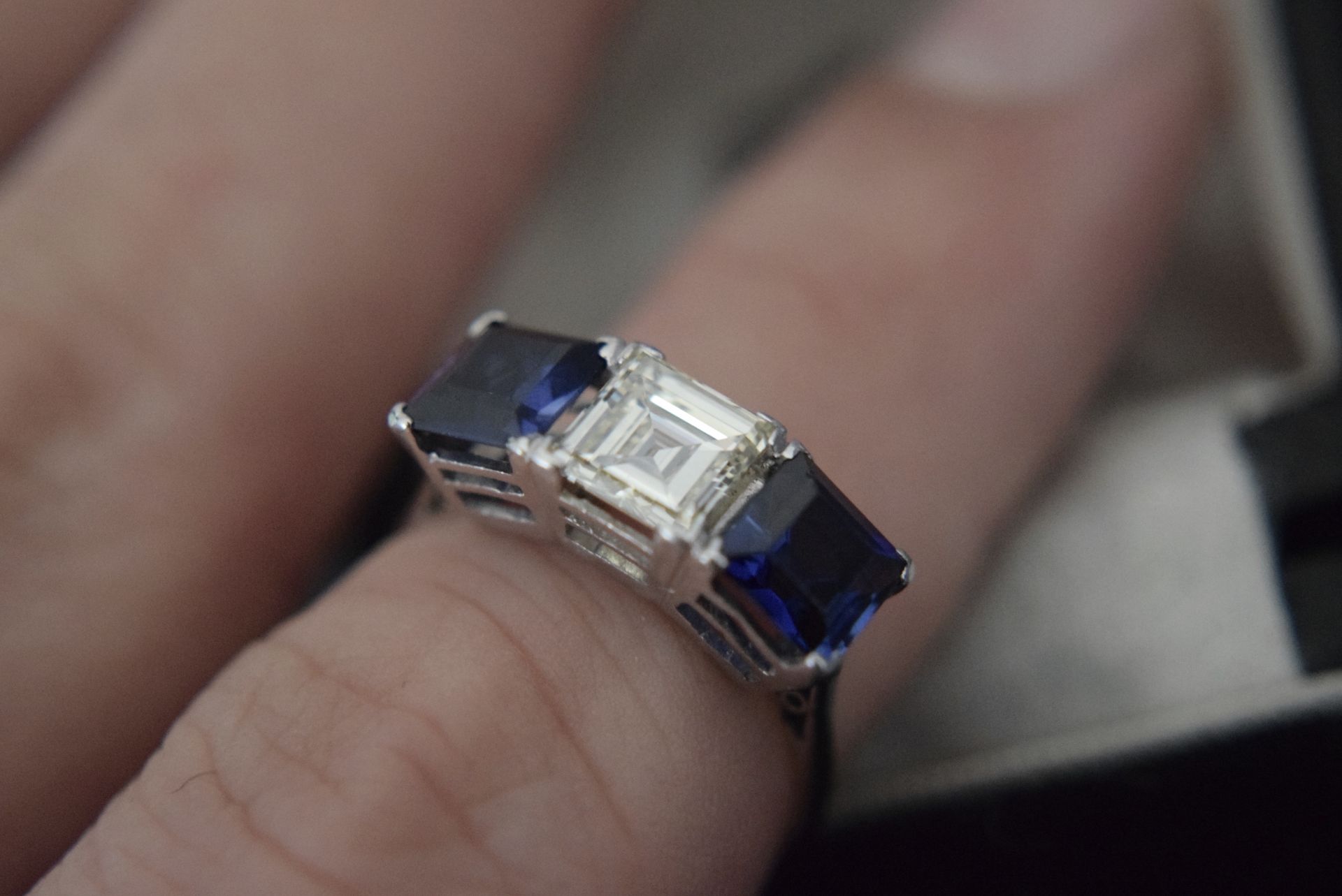 PLATINUM 1.15CT VS1 ASSCHER CUT DIAMOND RING (2.80CT APPROX. BLUE SAPPHIRE / SYNTHETIC CORONDUM) - Image 3 of 3