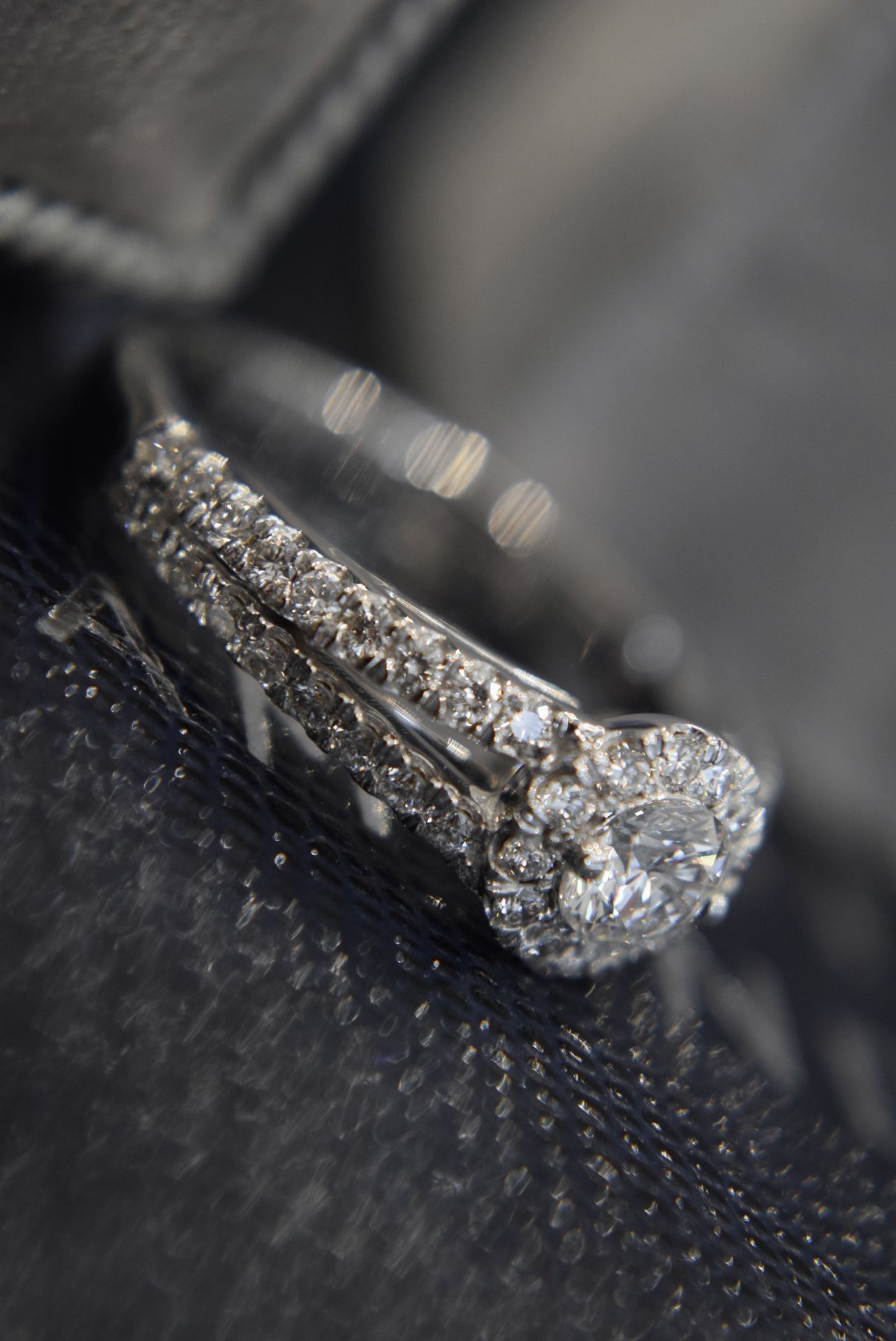 1CT DIAMOND *VVS D/F* IGL CERTIFICATED 18CT WHITE GOLD SPLIT SHANK HALO RING - Image 13 of 14