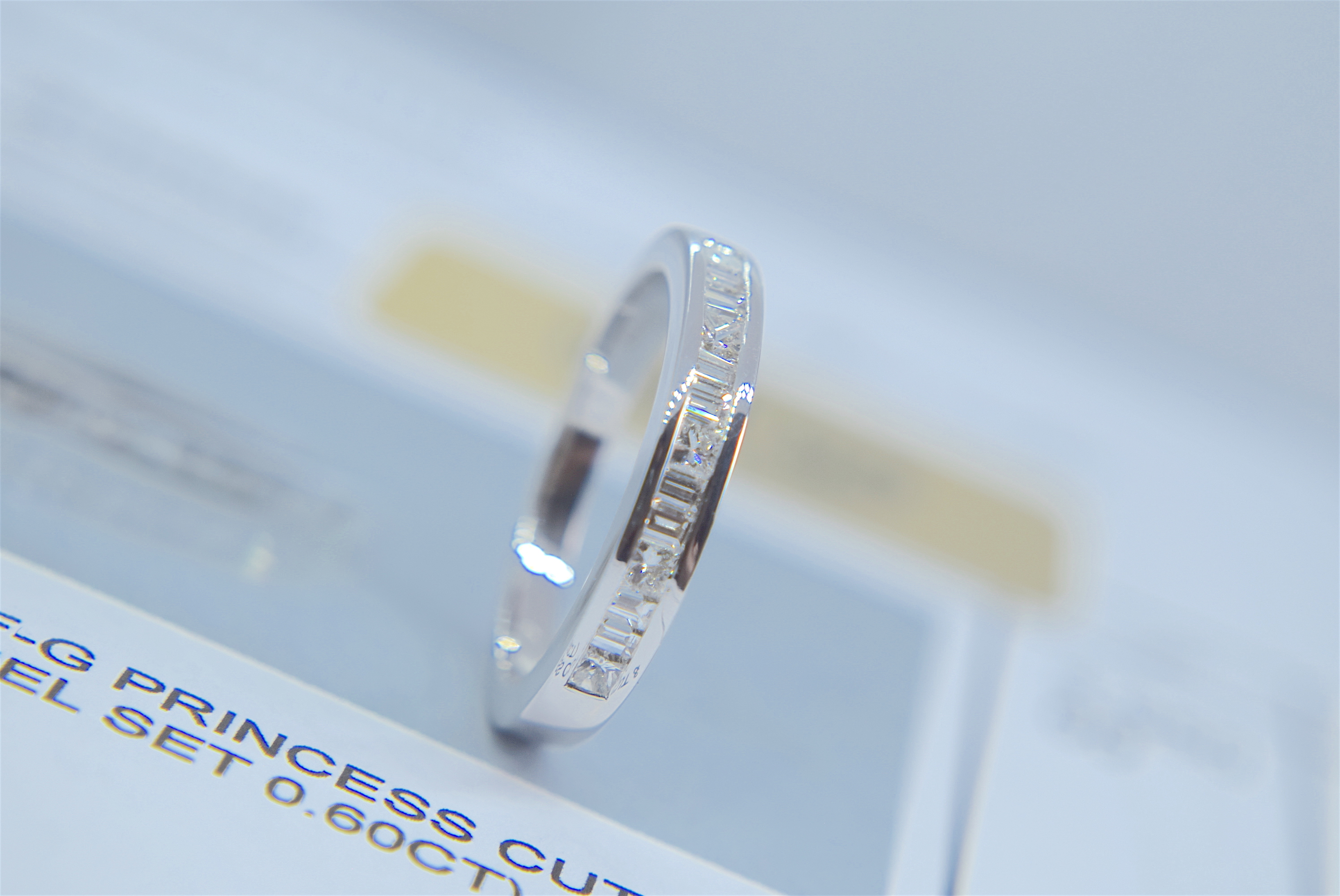 18 CARAT WHITE GOLD VS1-2 / F-G PRINCESS CUT & BAGUETTE CUT ETERNITY RING (CHANNEL SET 0.60CT) - Bild 2 aus 9