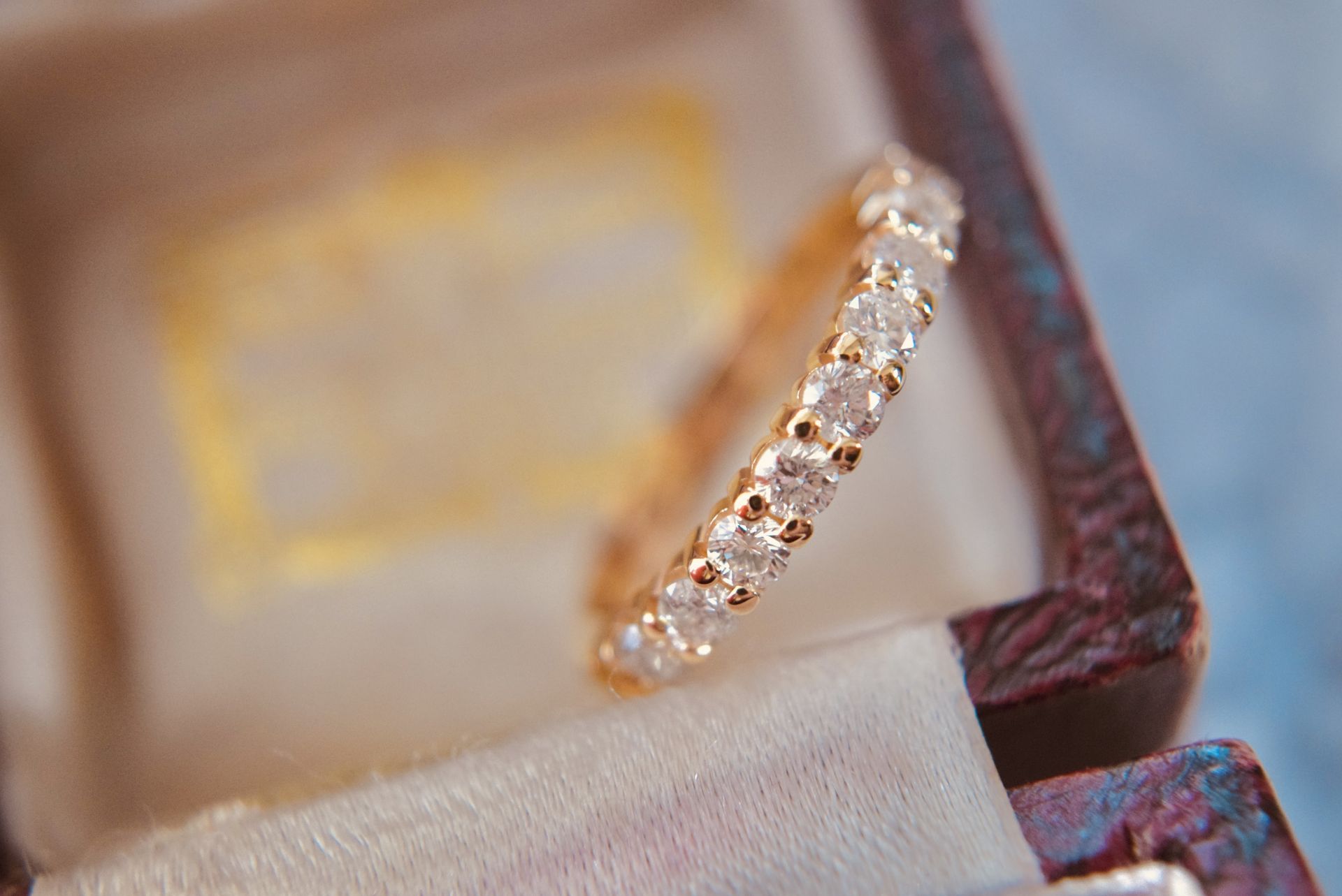 *BEAUTIFUL* FINE QUALITY VS/SI 0.50CT HALF ETERNITY RING IN 18K YELLOW GOLD - Image 8 of 10