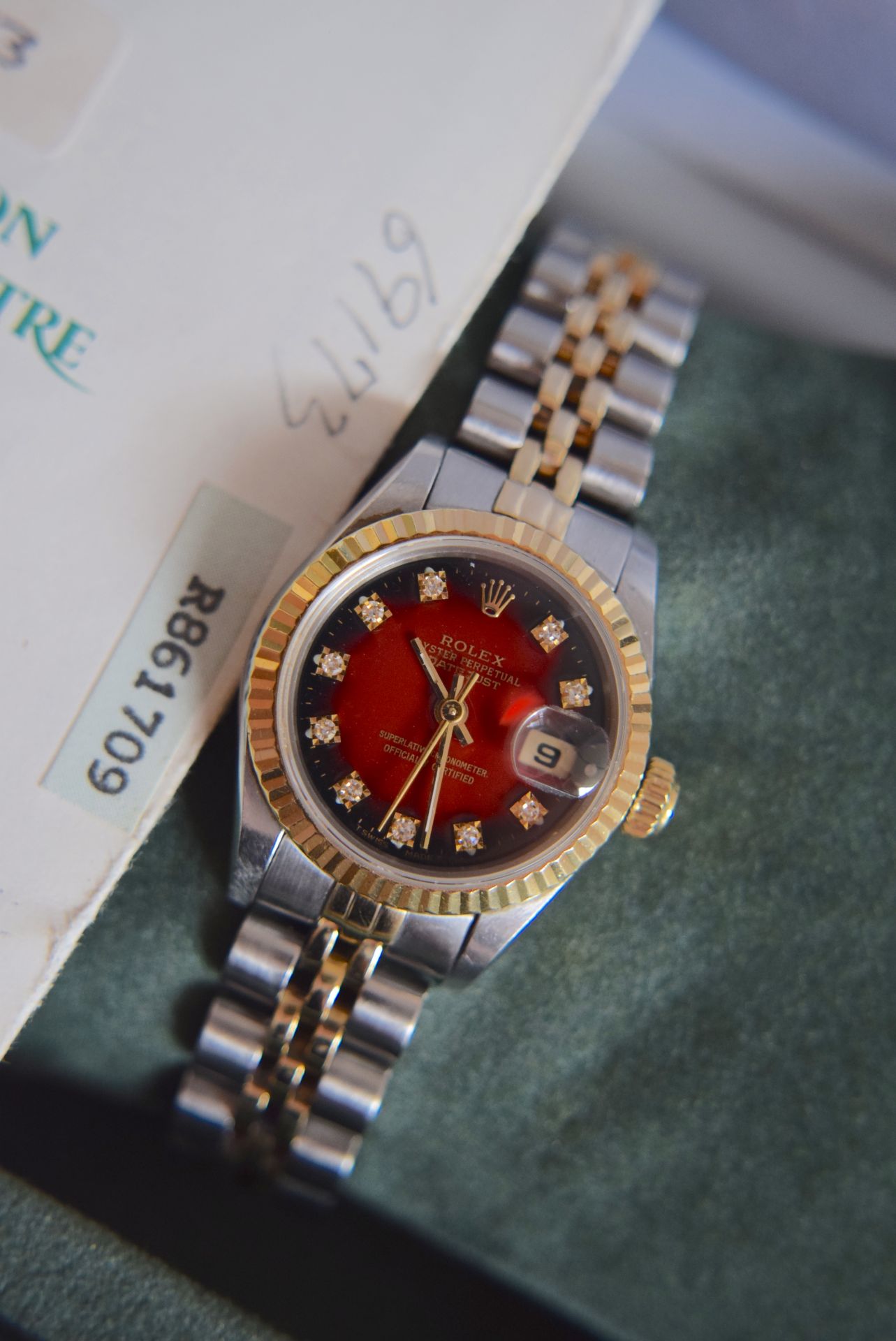 DIAMOND ROLEX DATEJUST 18K/ STEEL REF 69173 (26MM) - RED VIGNETTE DIAL (WITH ORIGINAL CERTIFICATE) - Image 7 of 8