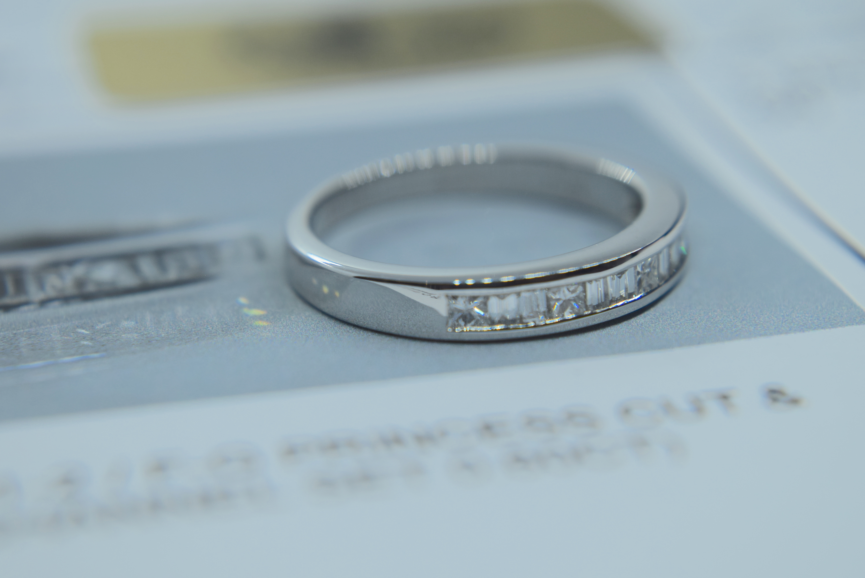 18 CARAT WHITE GOLD VS1-2 / F-G PRINCESS CUT & BAGUETTE CUT ETERNITY RING (CHANNEL SET 0.60CT) - Bild 5 aus 9