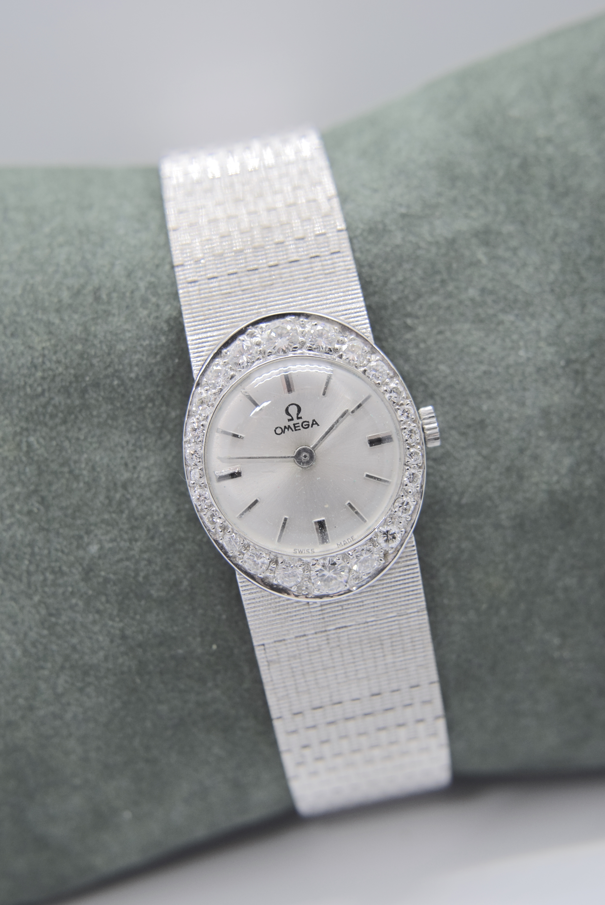 ROYAL-ESQUE 18CT WHITE GOLD 1.00CT DIAMOND OMEGA LADIES COCKTAIL WATCH (22MM X 27MM CASE SIZE) - Bild 2 aus 5