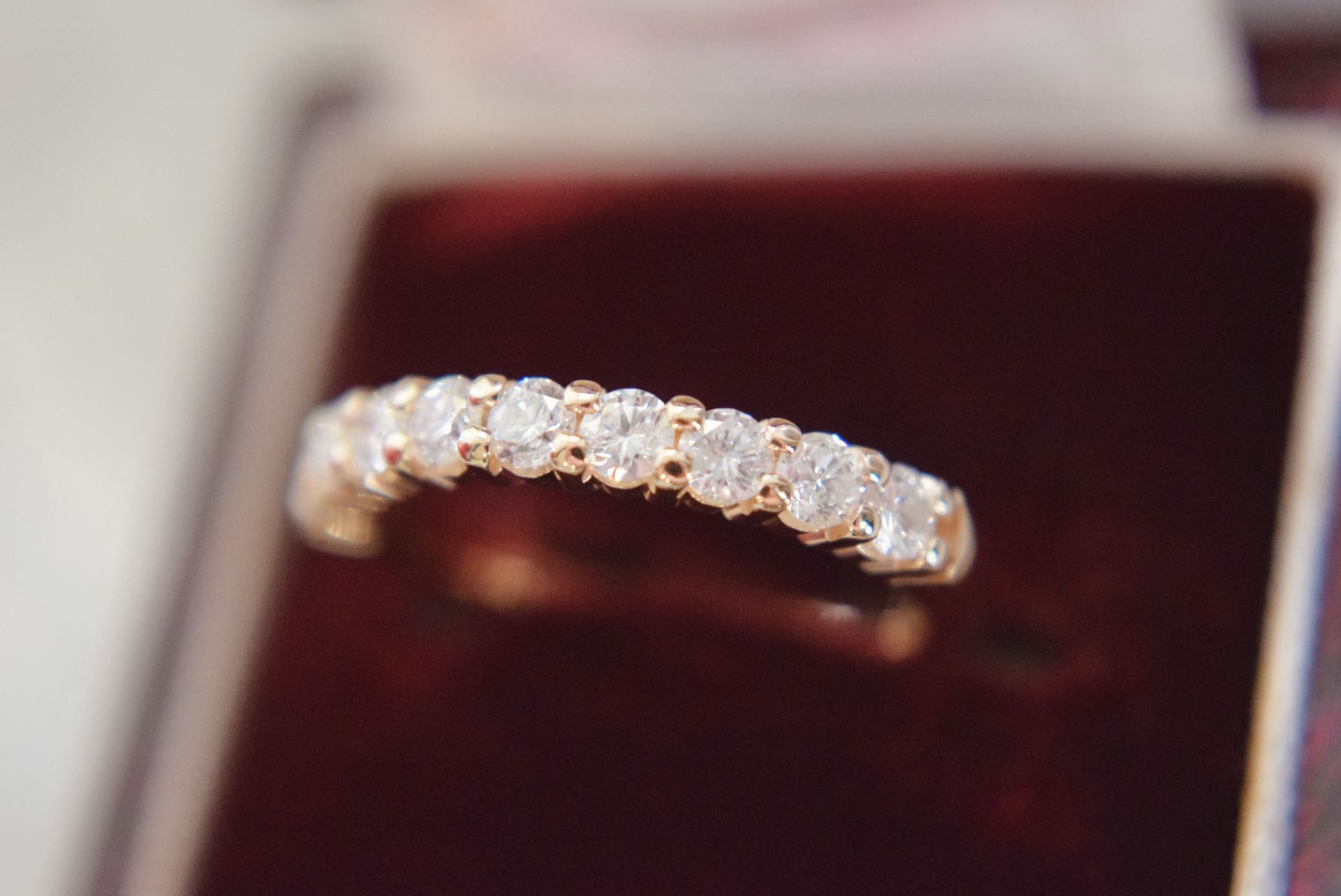 *BEAUTIFUL* FINE QUALITY VS/SI 0.50CT HALF ETERNITY RING IN 18K YELLOW GOLD - Image 6 of 10