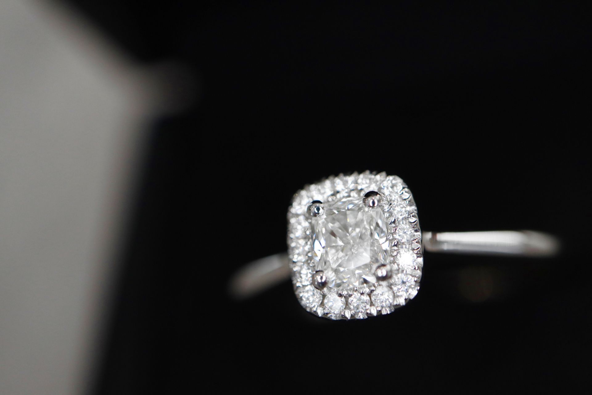 *STUNNING* GIA CERTIFICATED - *VVS* 18K WHITE GOLD CUSHION CUT DIAMOND HALO RING - Image 8 of 12