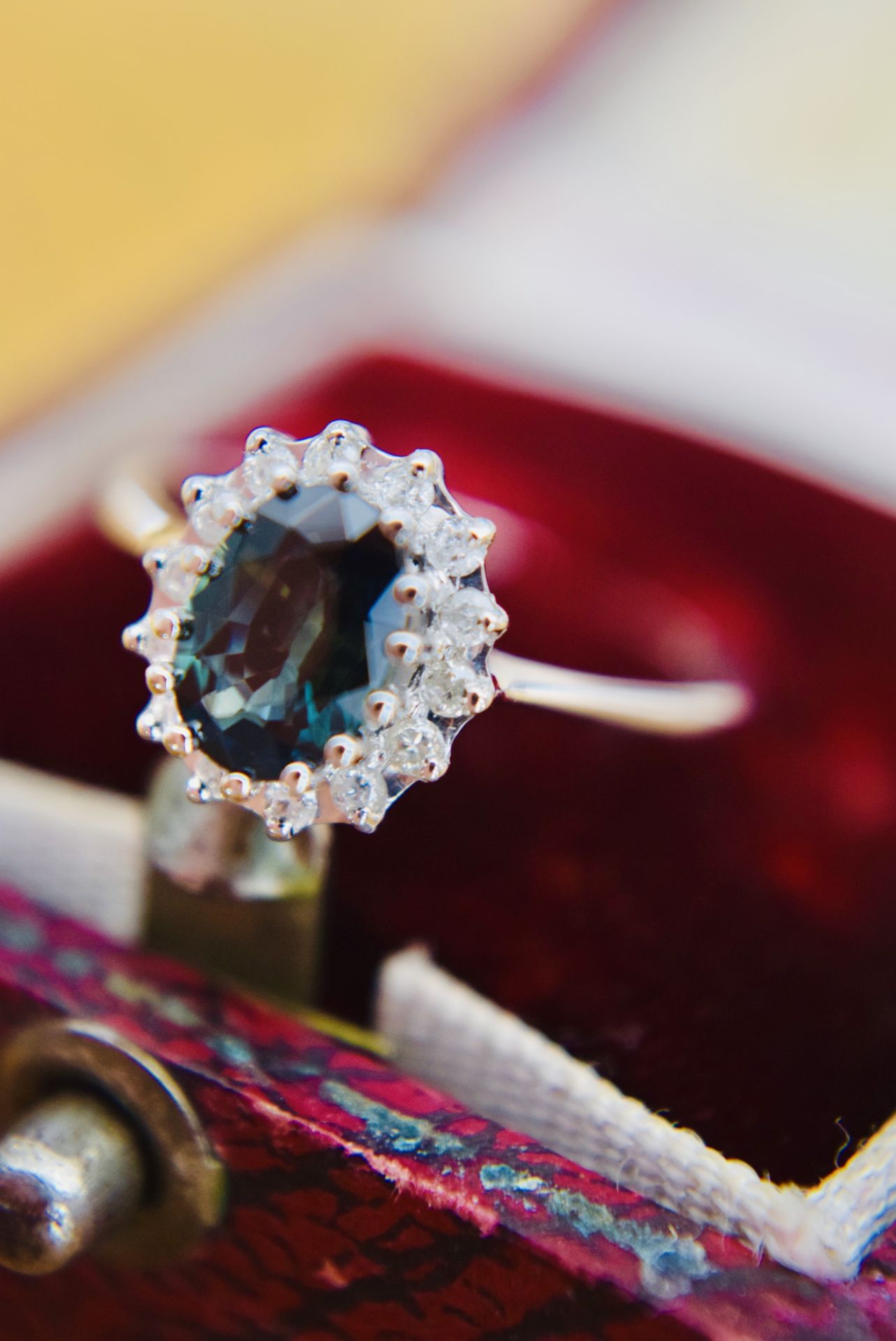 *STUNNING* 1.50CT SAPPHIRE (RARE BLUE/ GREEN "TEAL") & DIAMOND WHITE GOLD HALO RING (SIZE K / L) - Image 2 of 6