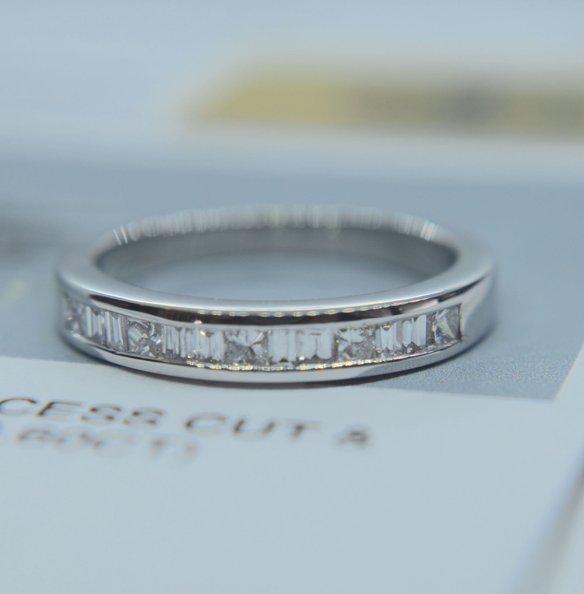 18 CARAT WHITE GOLD VS1-2 / F-G PRINCESS CUT & BAGUETTE CUT ETERNITY RING (CHANNEL SET 0.60CT)