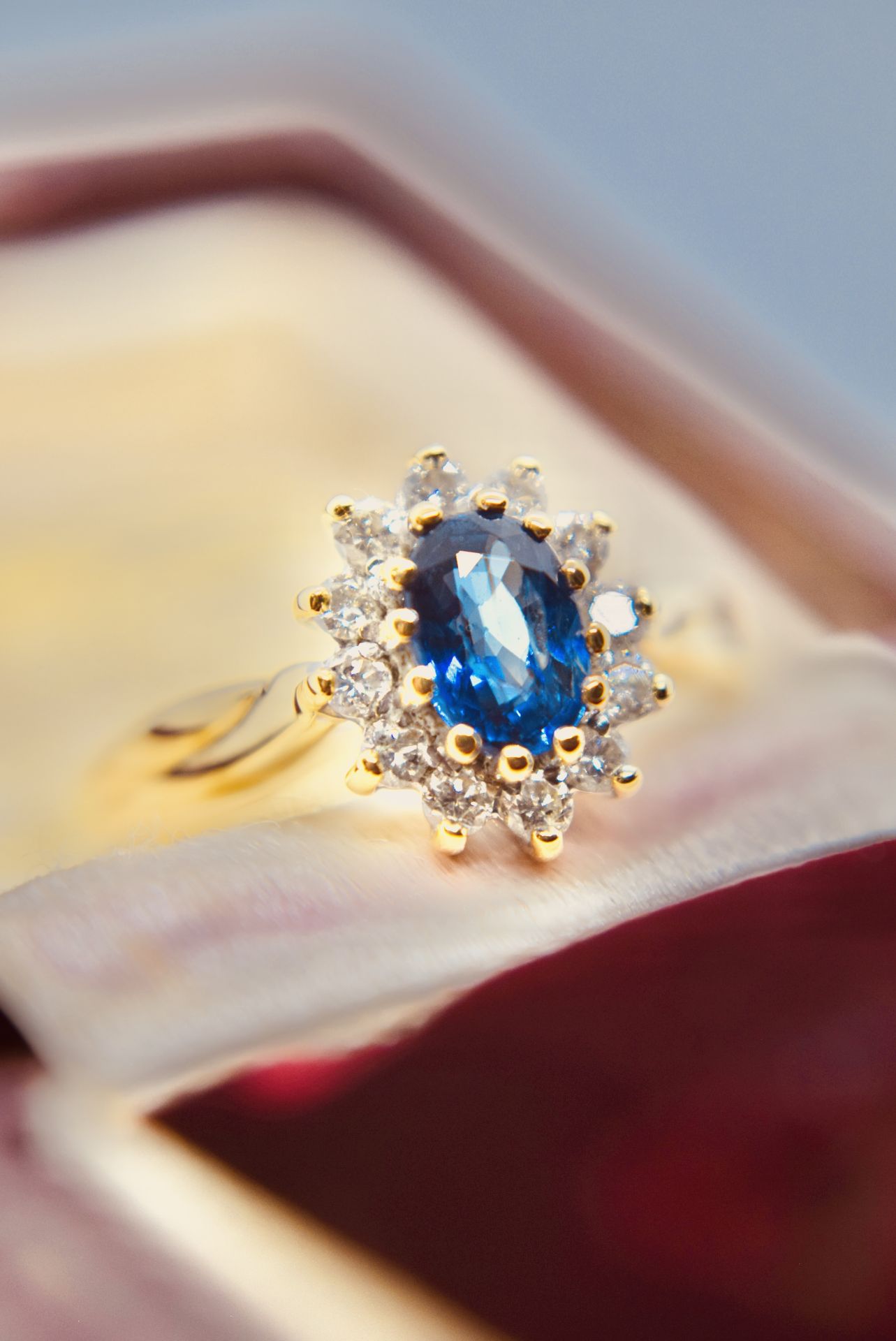 STUNNING 18CT YELLOW GOLD SAPPHIRE & DIAMOND RING - Image 3 of 6