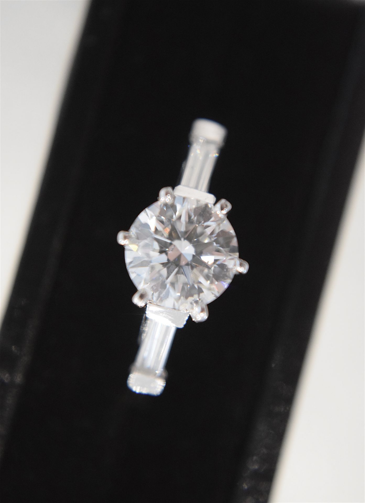 *GORGEOUS* 1.00CT SI2 / D COLOUR ROUND BRILLIANT DIAMOND 18CT WHITE GOLD RING (BAGUETTE CUT MOUNT) - Image 3 of 5