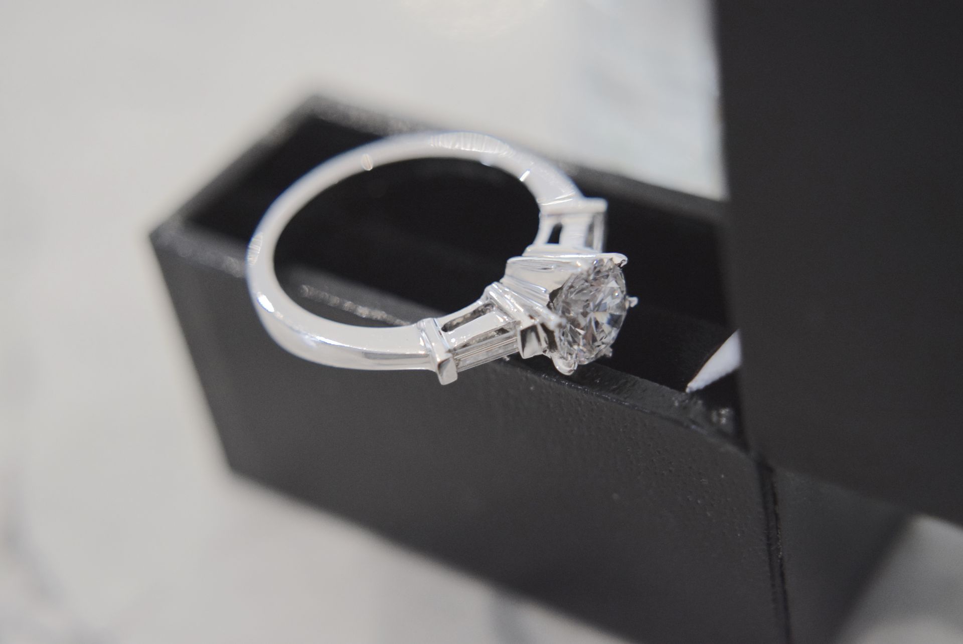 *GORGEOUS* 1.00CT SI2 / D COLOUR ROUND BRILLIANT DIAMOND 18CT WHITE GOLD RING (BAGUETTE CUT MOUNT) - Image 4 of 5