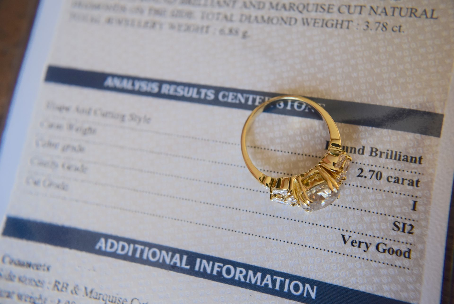 18K 3.78CT DIAMOND RING WITH CERTIFICATE (2.70CT SI2 / I / VG CENTRE DIAMOND) - 18CT YELLOW GOLD - Image 3 of 5