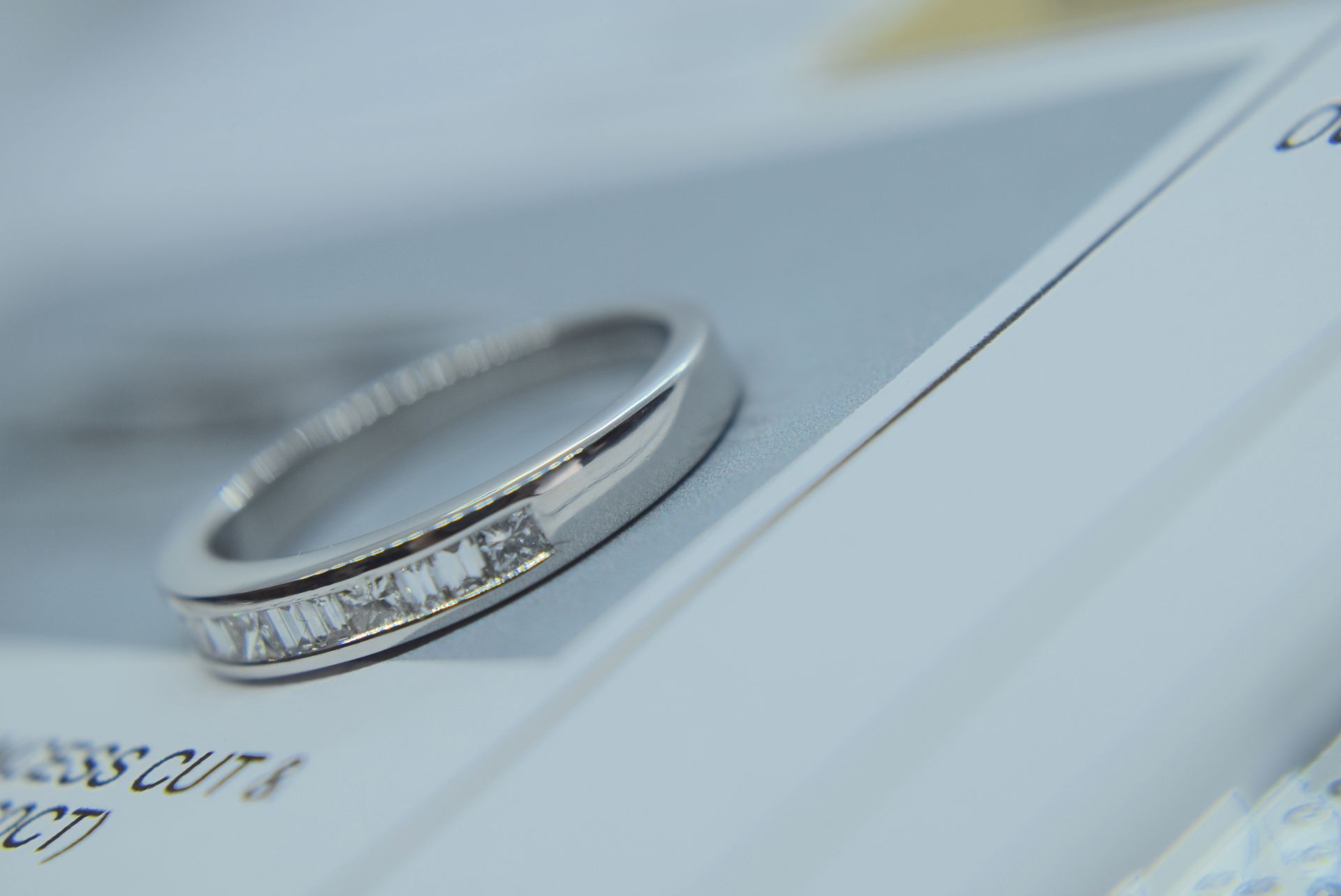 18 CARAT WHITE GOLD VS1-2 / F-G PRINCESS CUT & BAGUETTE CUT ETERNITY RING (CHANNEL SET 0.60CT) - Image 4 of 9