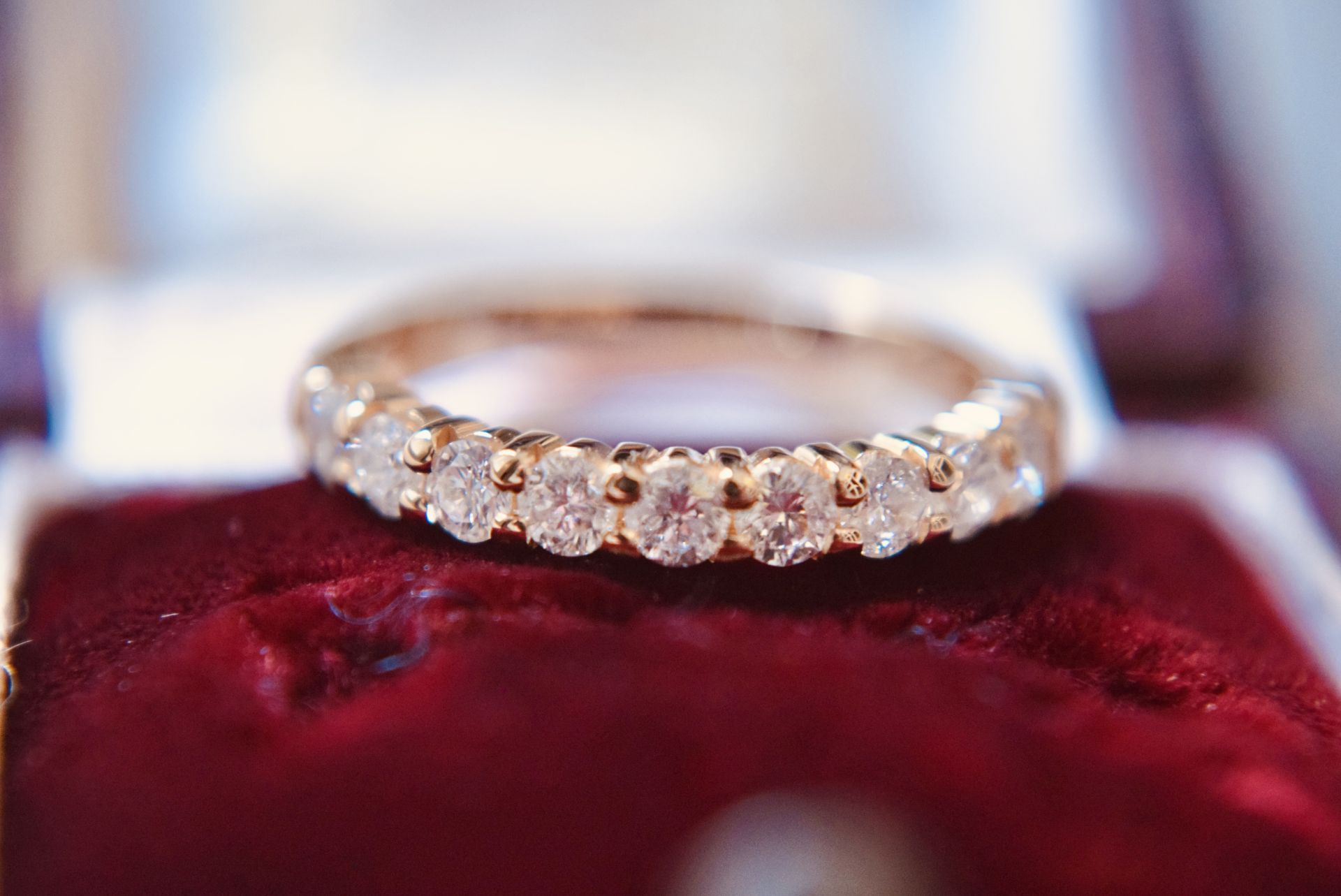 *BEAUTIFUL* FINE QUALITY VS/SI 0.50CT HALF ETERNITY RING IN 18K YELLOW GOLD
