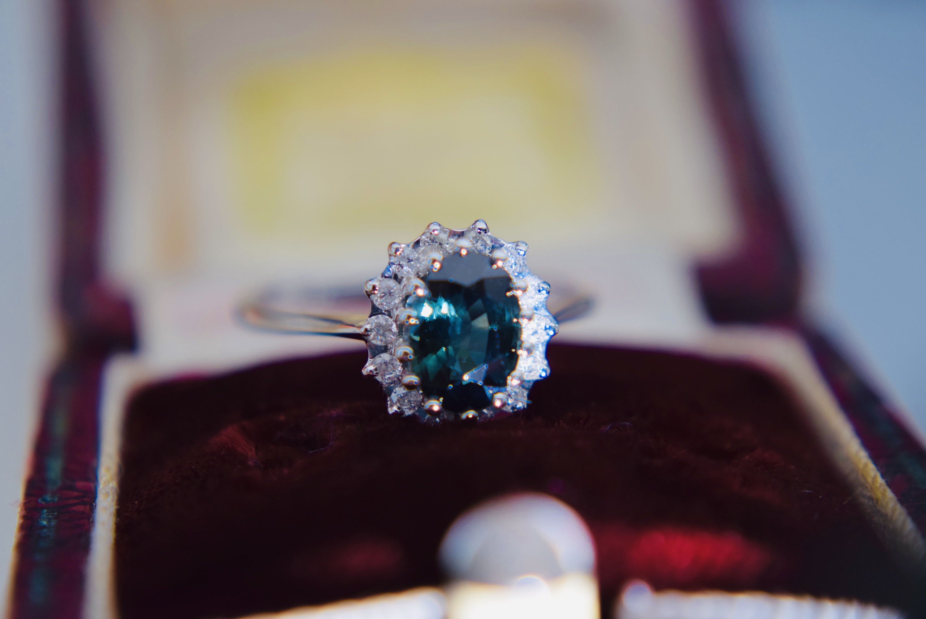 *STUNNING* 1.50CT SAPPHIRE (RARE BLUE/ GREEN "TEAL") & DIAMOND WHITE GOLD HALO RING (SIZE K / L) - Bild 6 aus 6